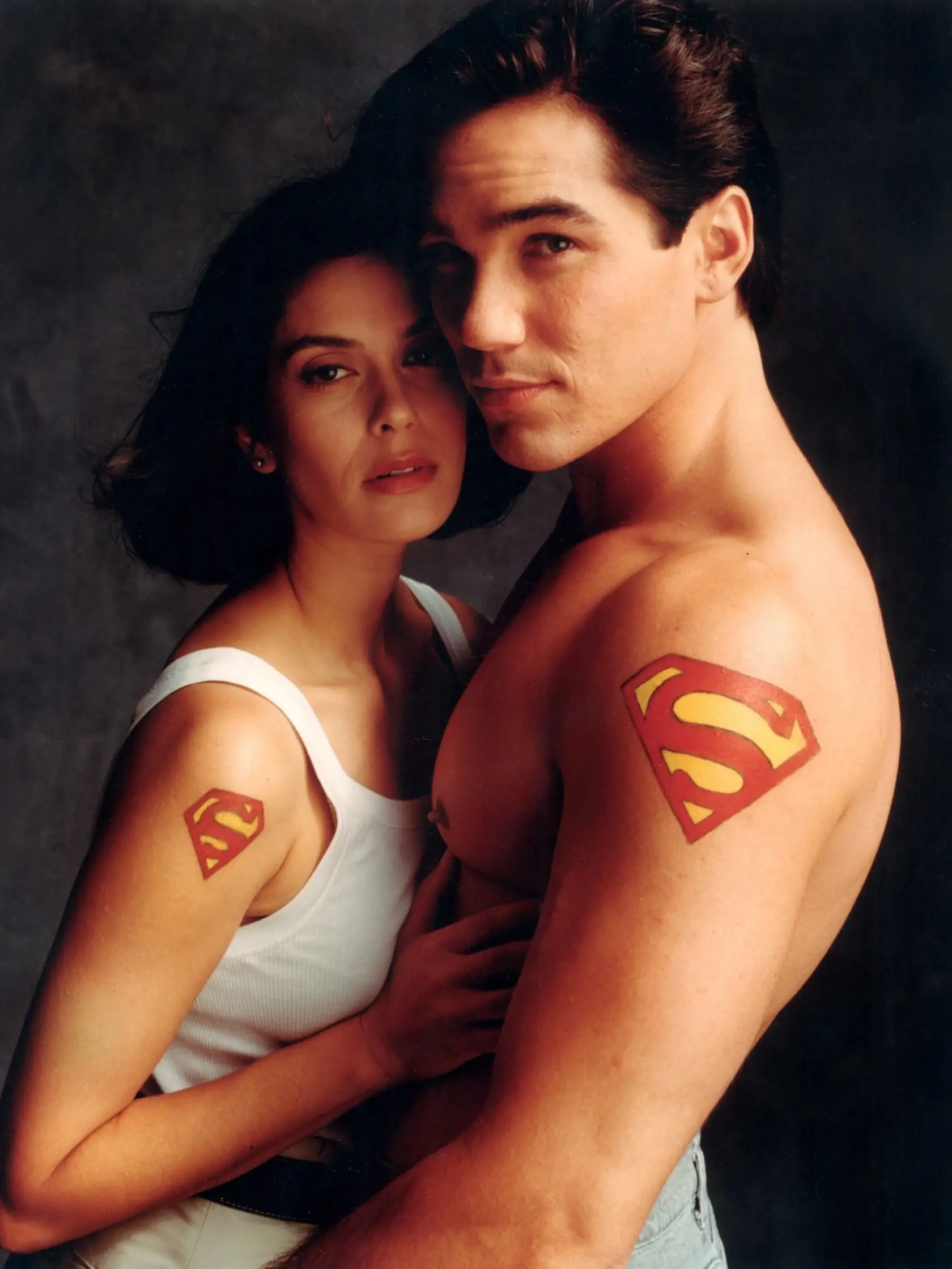 Clark a Lois hrali Dean Cain a Teri Hatcher. Seriál mal až 4 sezóny a obaja sa stali hviezdami. No Deanova hviezda iba tu zažiarila najviac.