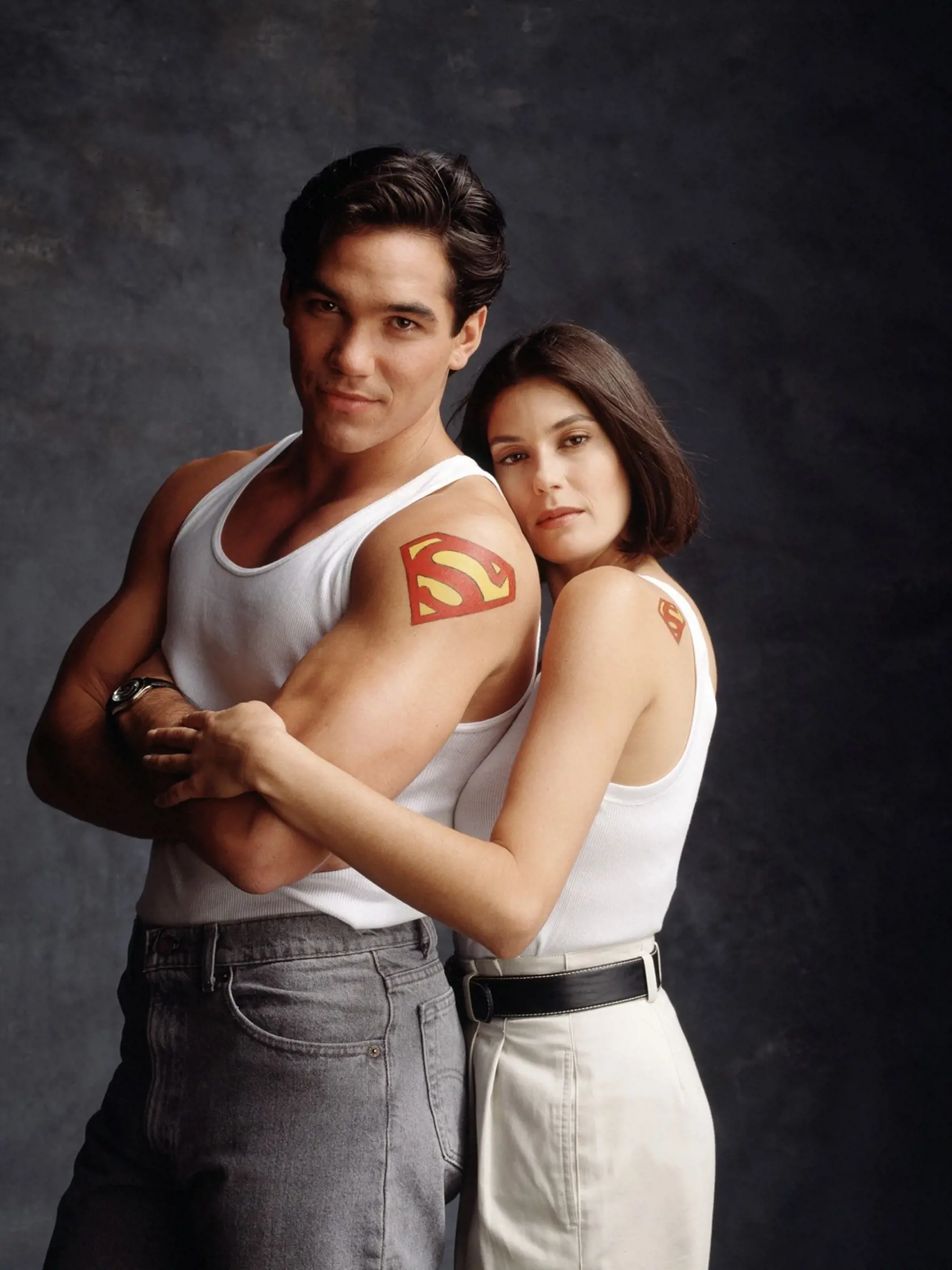 Clark a Lois hrali Dean Cain a Teri Hatcher. Seriál mal až 4 sezóny a obaja sa stali hviezdami. No Deanova hviezda iba tu zažiarila najviac.