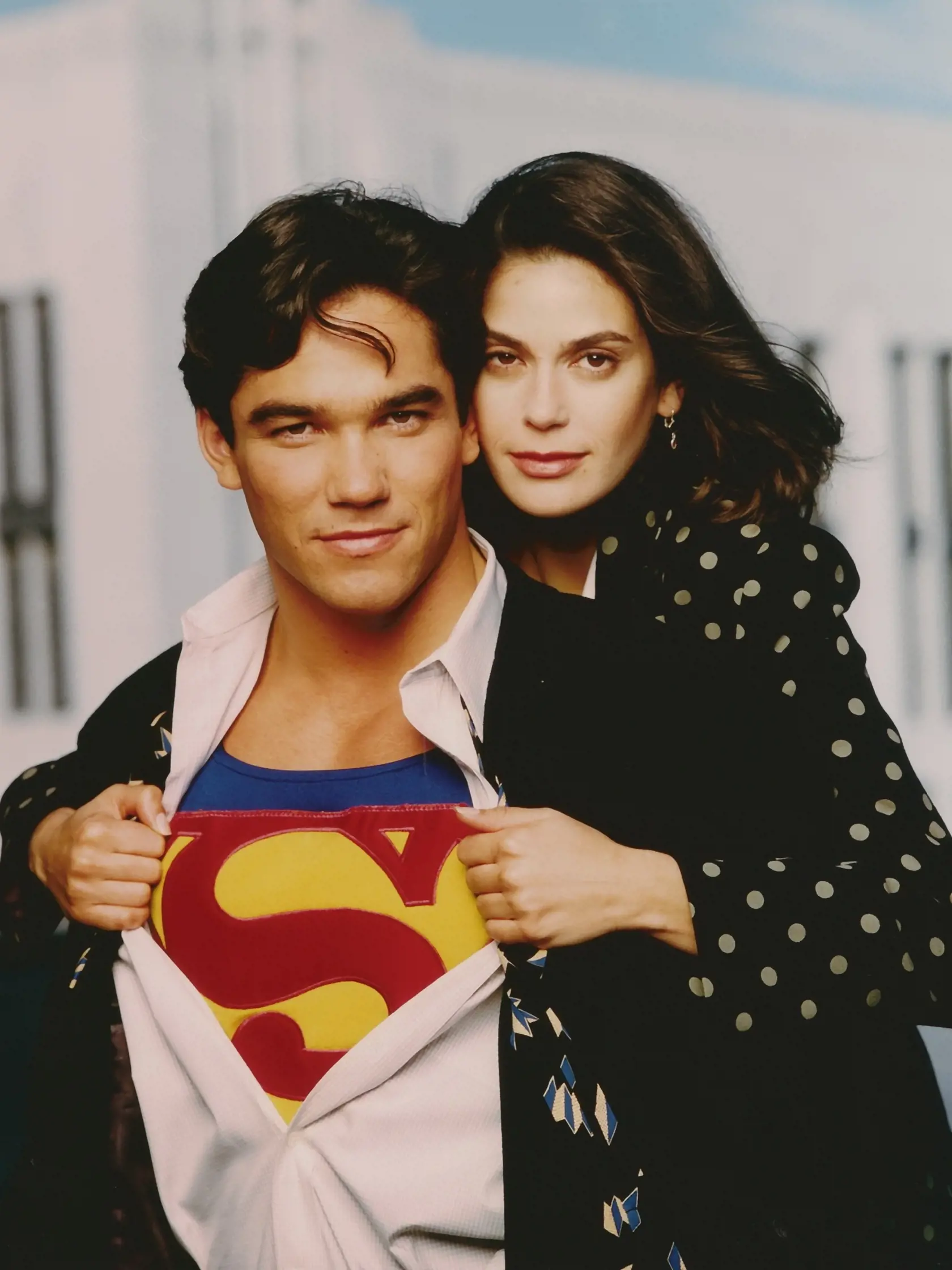 Clark a Lois hrali Dean Cain a Teri Hatcher. Seriál mal až 4 sezóny a obaja sa stali hviezdami. No Deanova hviezda iba tu zažiarila najviac.
