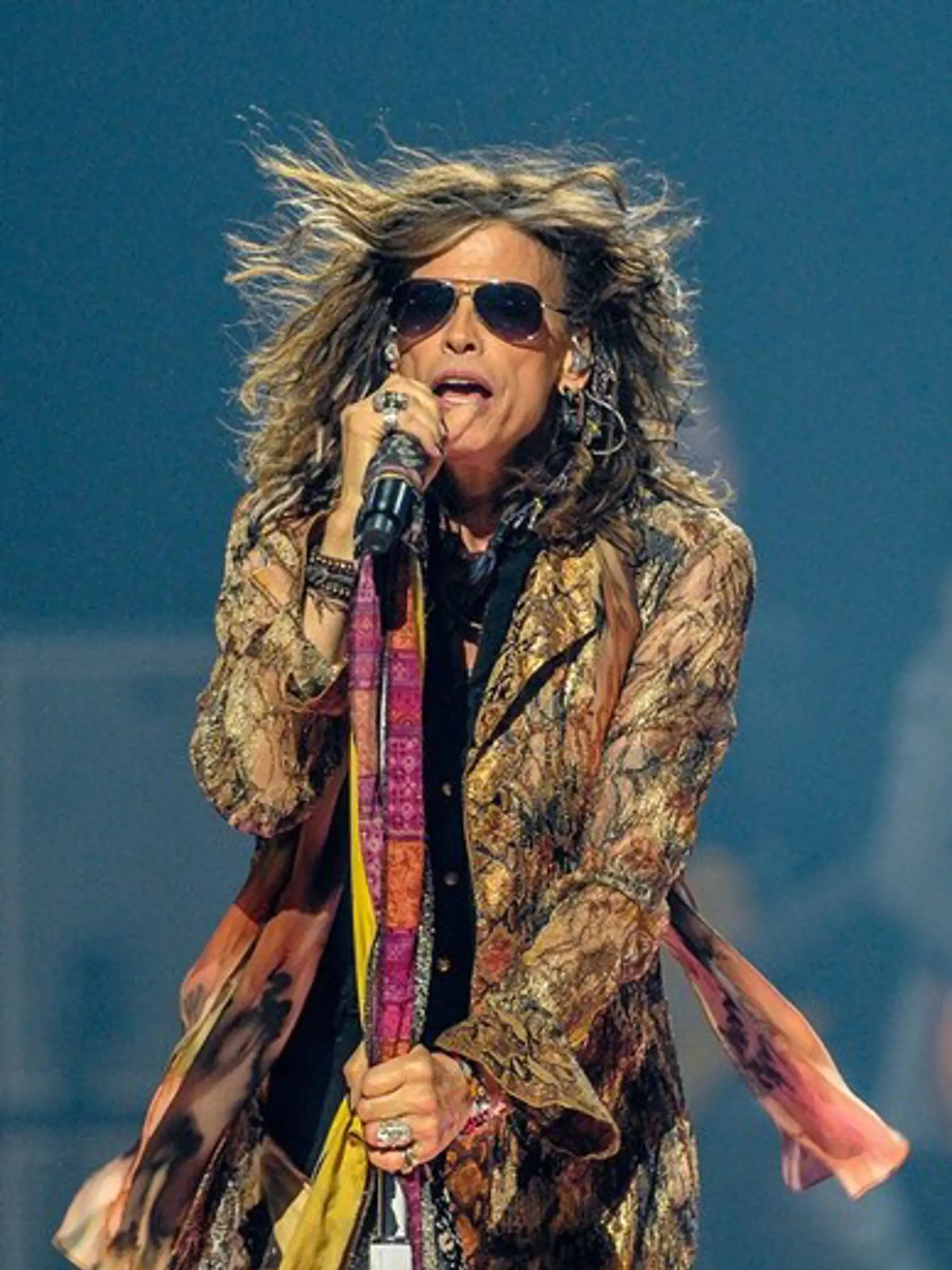 Líder kapely Aerosmith našťastie na koncertoch rúško nepoužíva, bolo by mu zle rozumieť.