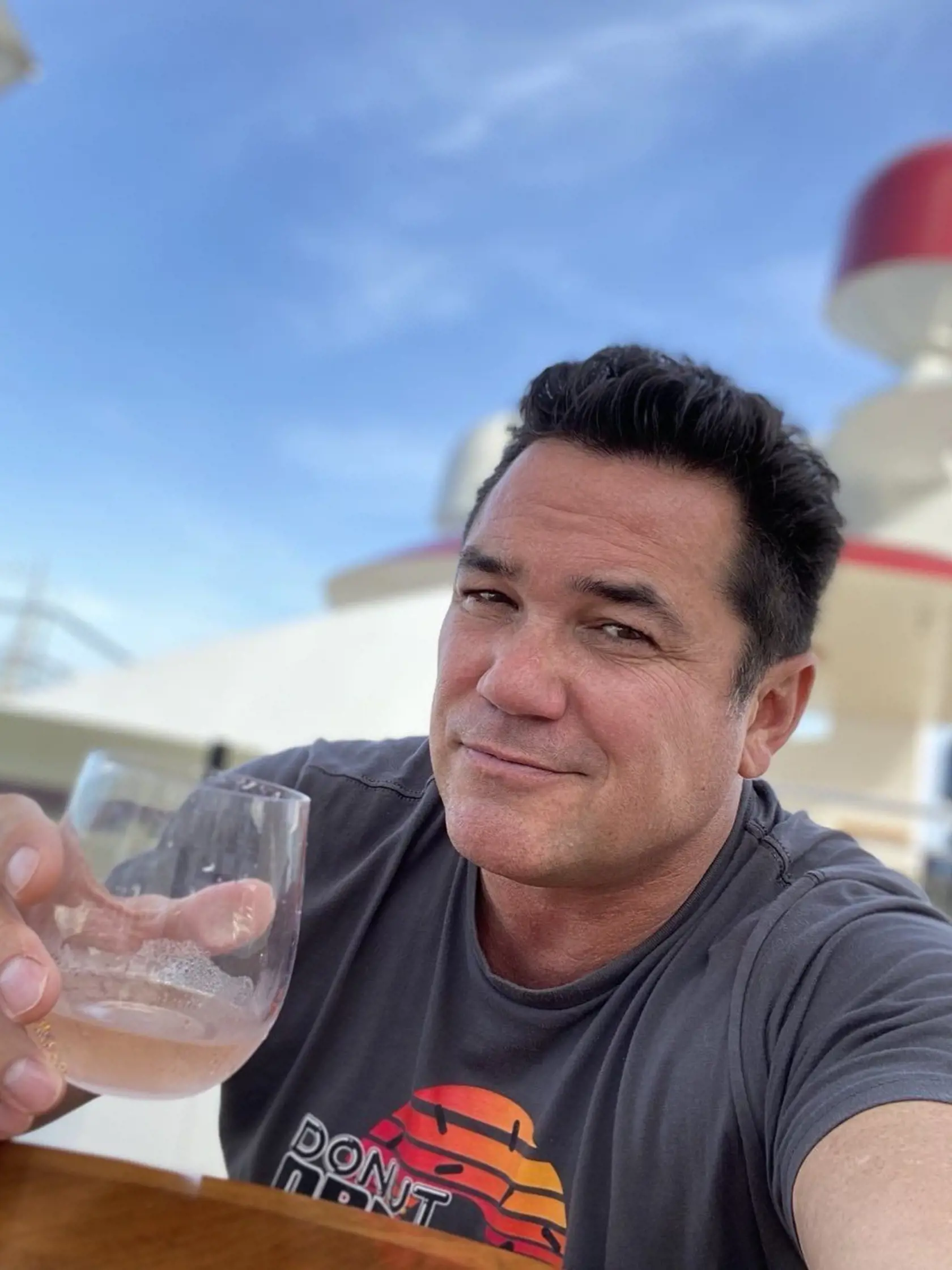 Dean Cain je na svojom instagramovom účte aktívny