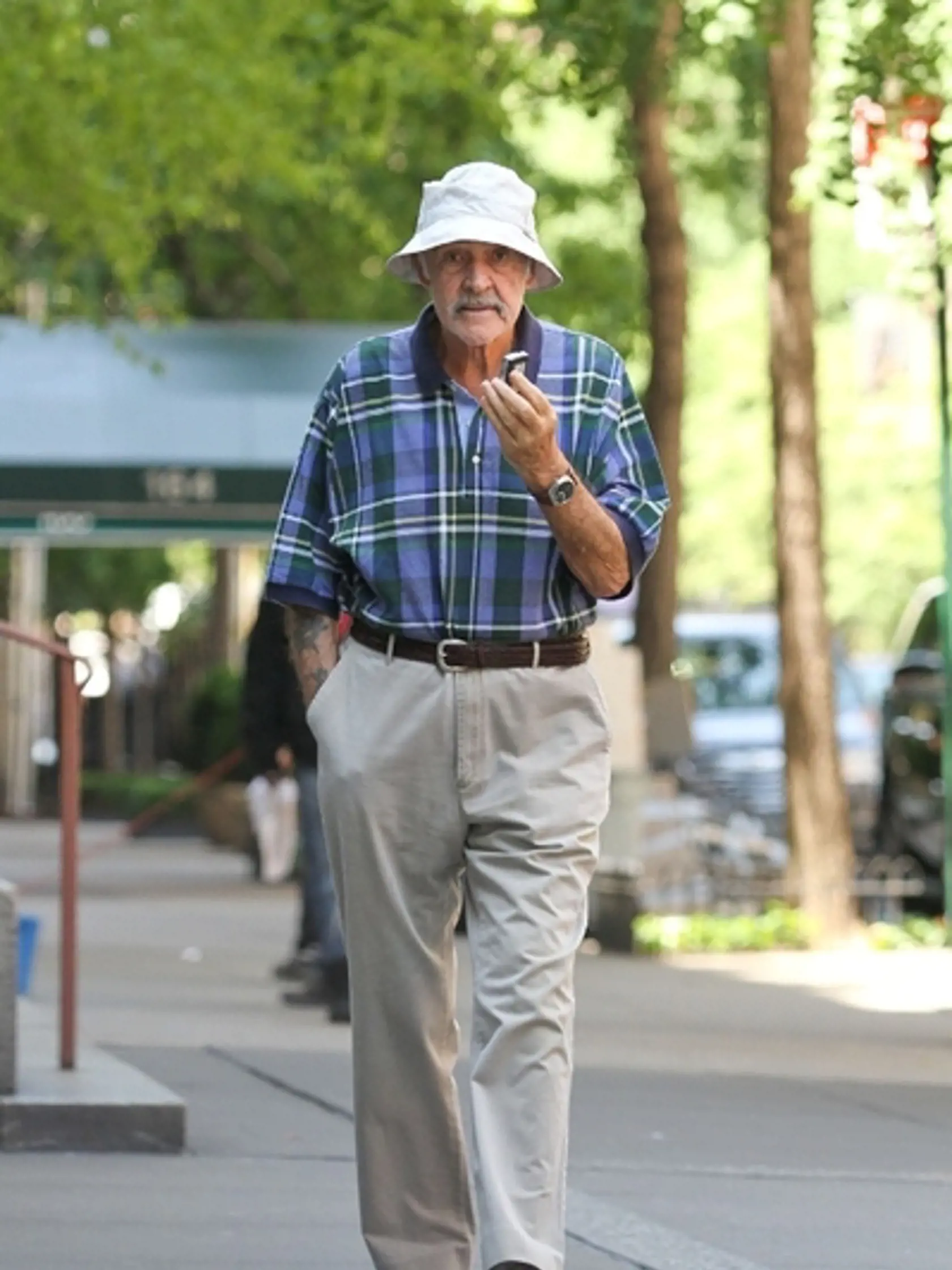 Herecký veterán Sean Connery na prechádzke.