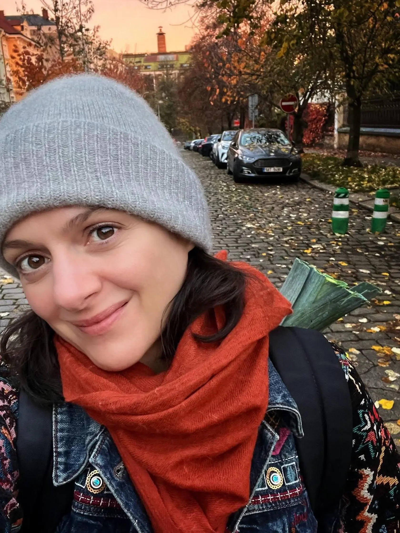 Každý si nesie to svoje... Klára práve pór s nákupom.