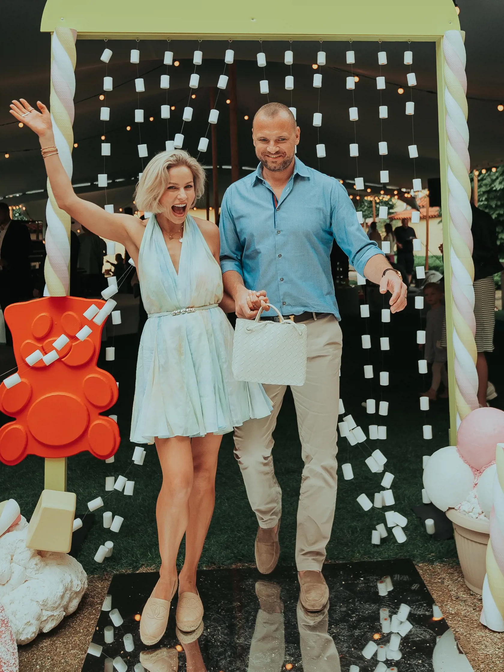 Lenka Šoóšová po emotívnej rozlúčke v Markíze zamierila do Prahy na garden party známych gumených cukríkov. Spoločnosť jej okrem iných robili aj kolegyne a influencerky Barbora Krajčírová, alebo Ivana Gáboríková s manželom Mariánom.