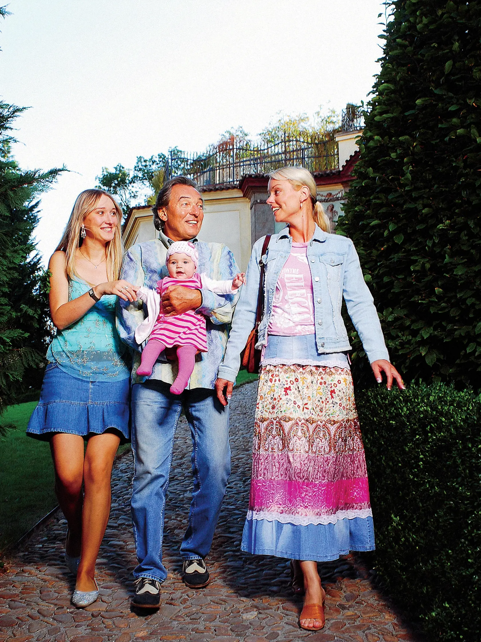 Karel Gott, dcéry, rodinná prechádzka Praha, dcéra Dominika, Lucia, Charlott Ella
foto : Ondřej Pýcha
uverejnené Šarm 46/2006

so súhlasom redakcie
pôvodný súbor:DSC_0214 1.eps
