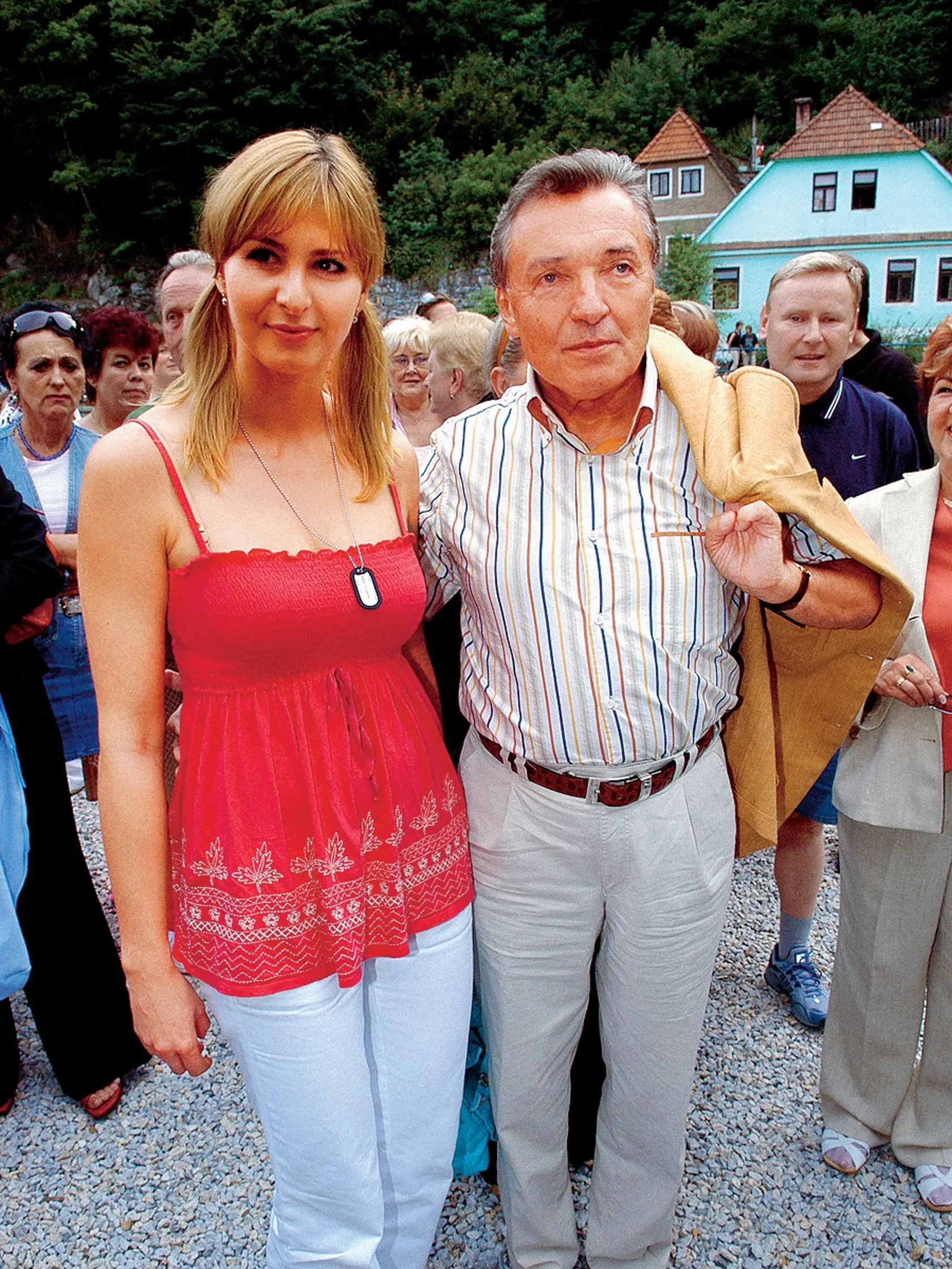 Karel Gott, spevák, priateľka Ivana Macháčková, 
foto: Michaela Feureislová
uverejnené: Šarm 50/2005

použiť len so súhlasom redakcie 
pôvodný súbor:foto3b.eps