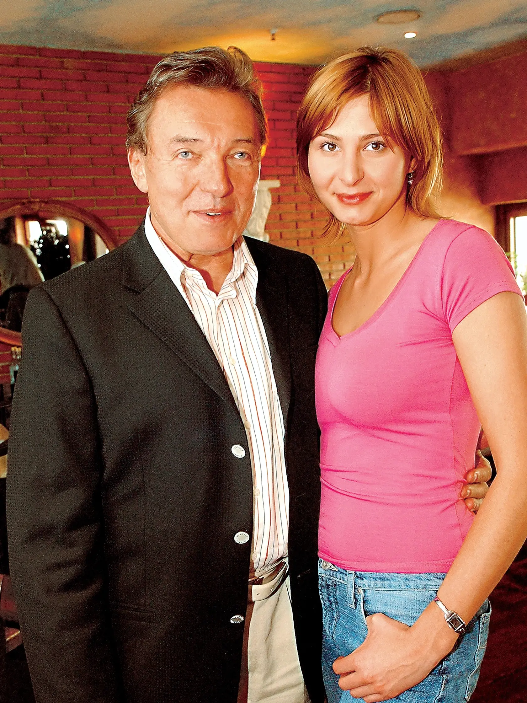 Karel Gott, spevák priateľka Ivana Macháčková
foto: Michaela Reislová
uverejnené: Šarm 34/04
pôvodný súbor:DSC_0163.eps