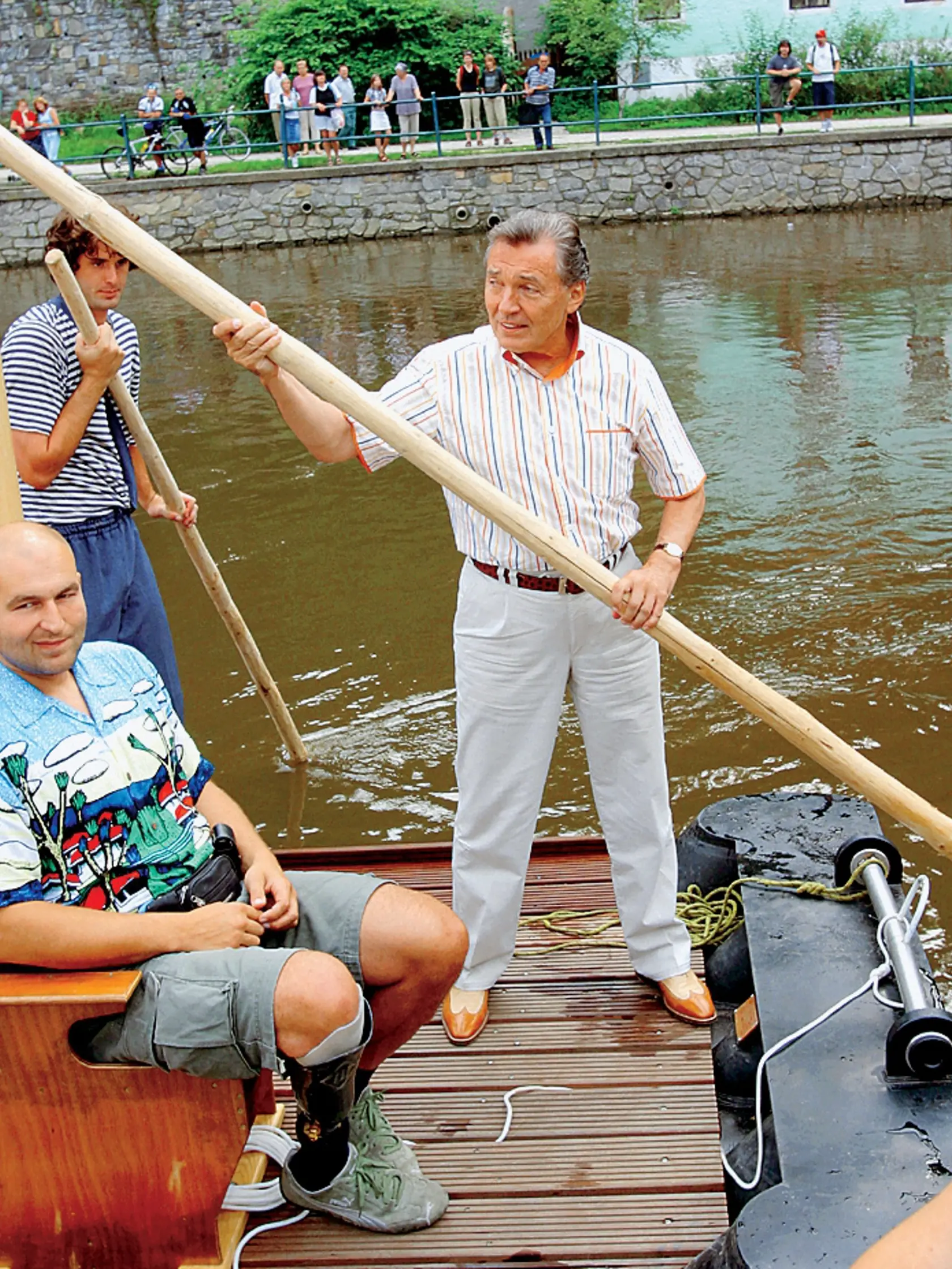 Karel Gott, spevák, oslava 66. narodenín, Český Krumlov
foto: Ladislav Prikler
uverejnené: Šarm 30/2005
pôvodný súbor:gottpltnik.eps