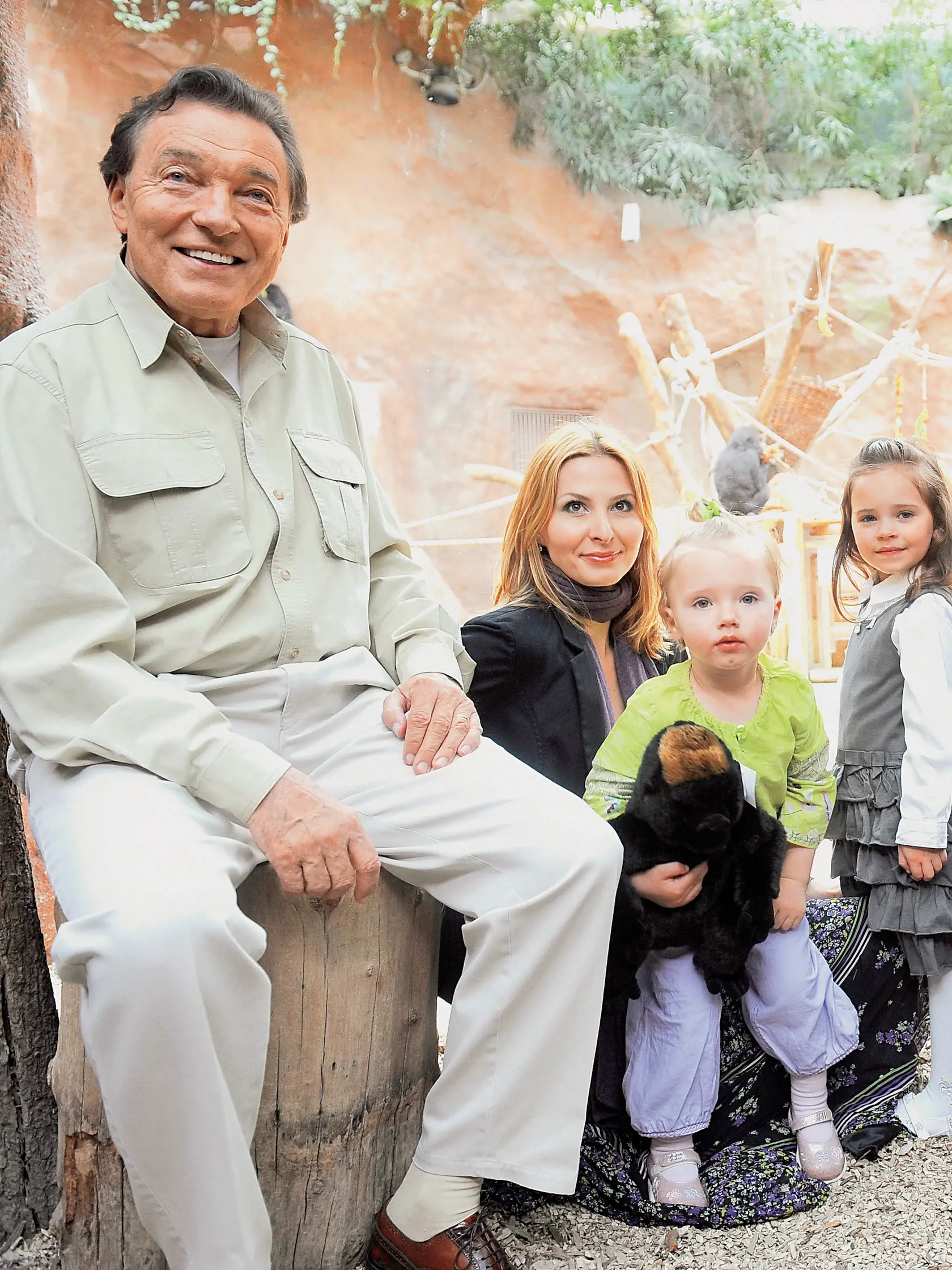 Karel Gott, spevák, deti, dcéry Sofia a Charlotte Ella sa stali krstné mamy dvoch korytnačiek, pražská zoo, zvieratá
foto: Michaela Feureislová
uverejnené: Šarm 24/2010
pôvodný súbor:hlavnefotoDSC_7810.eps