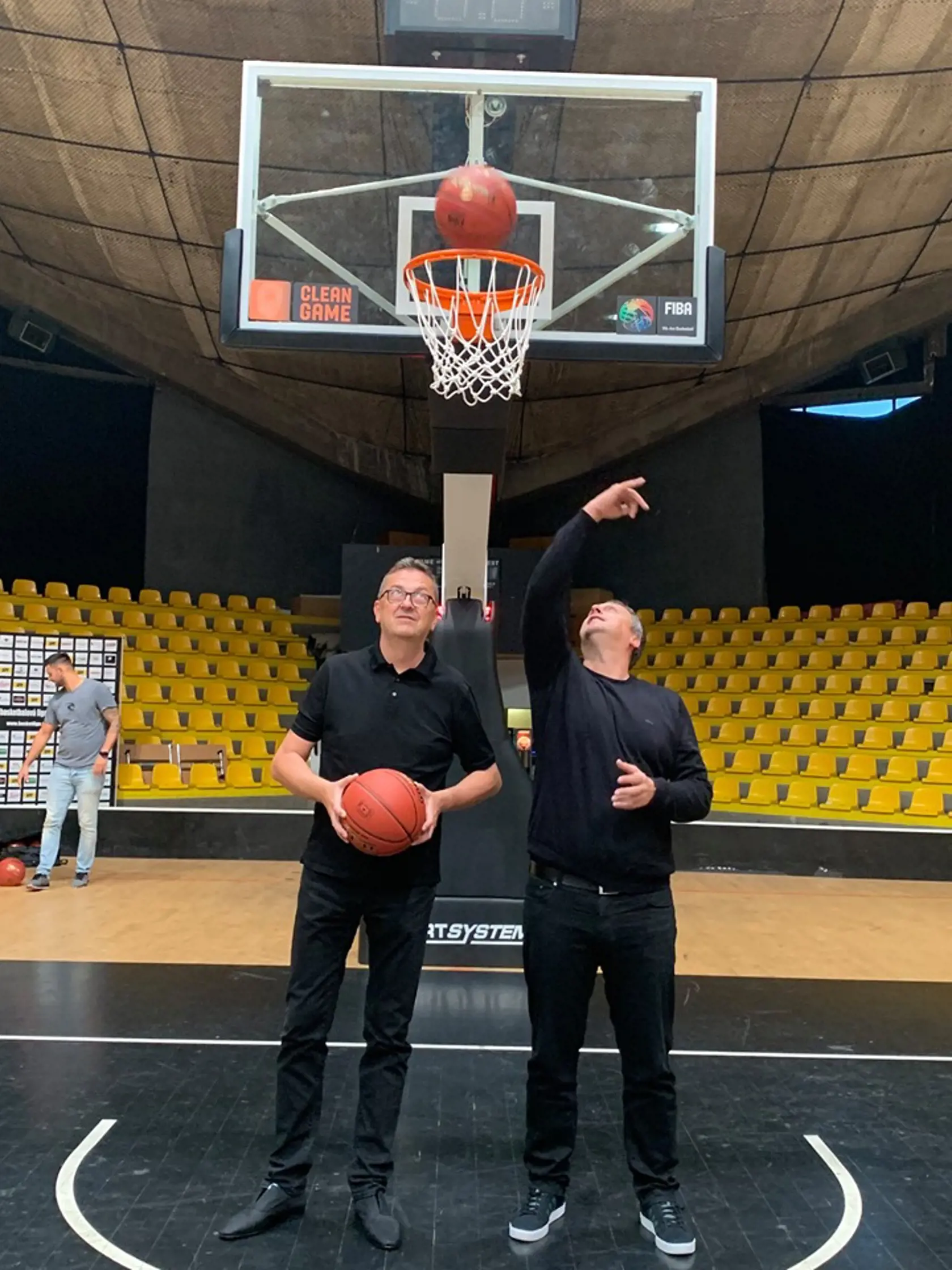 Šéf parlamentu Andrej Danko sa spolu s podpredsedom parlamentu Martinom Glváčom vybrali na basketbal.