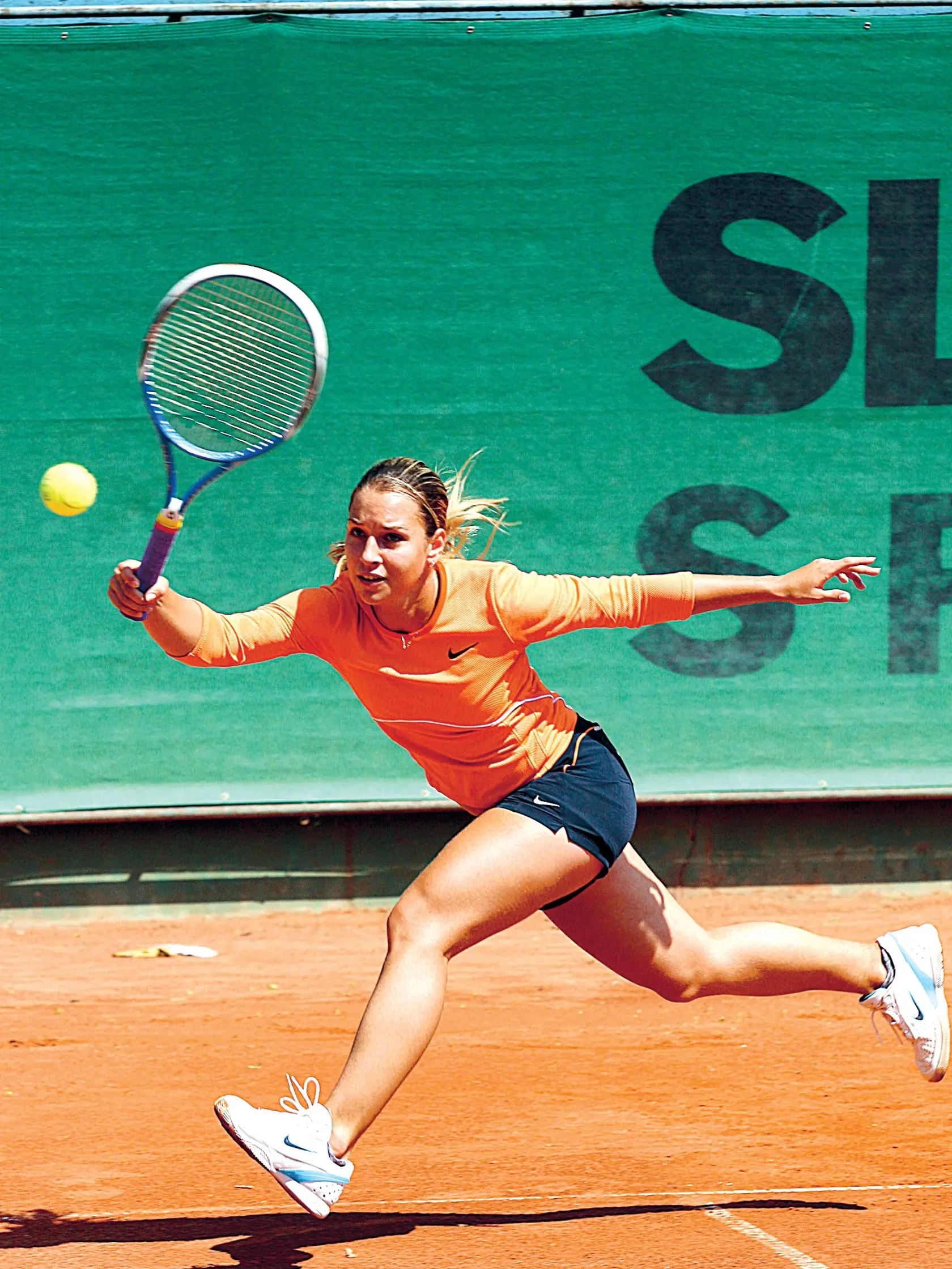 Dominika Cibulková, tenistka, tréning, tenis
foto : Zuzana Gavulová
uverejnené Šarm 18/2007
pôvodný súbor:trening 2JPG.eps