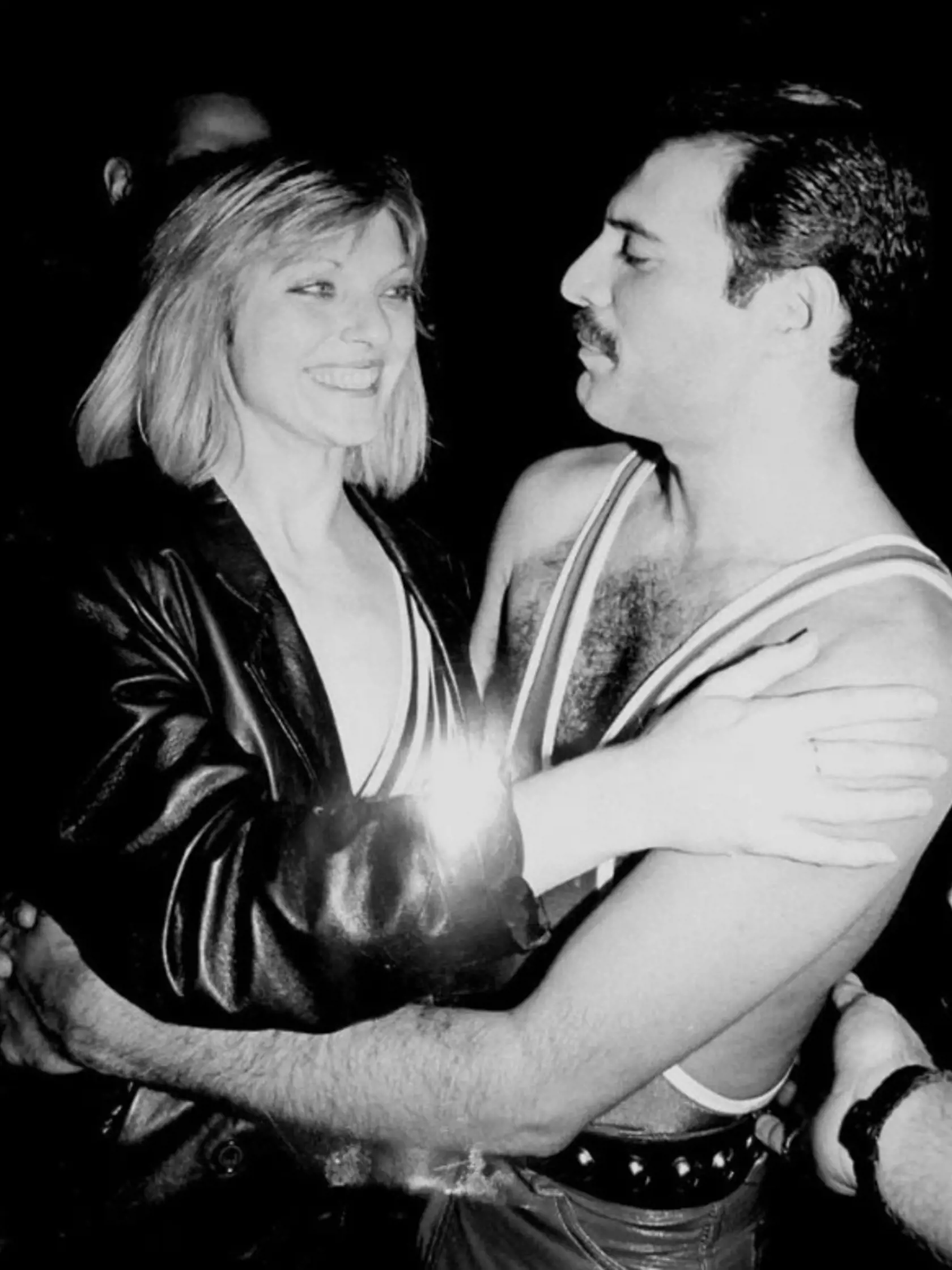 Freddie Mercury a jeho ex snúbenica Mary Austin. 