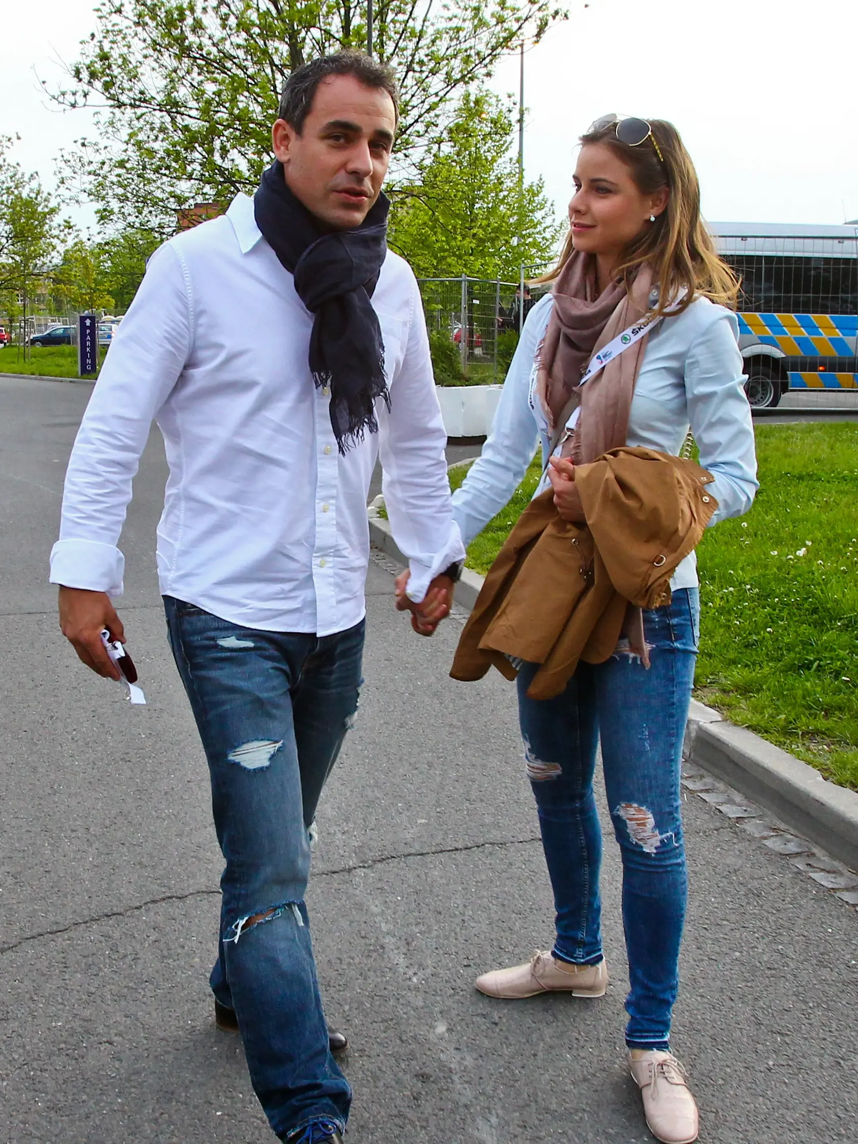 Na snimke operny spevak Filip Tuma a jeho partnerka herecka Nela Pociskova pricestovali do Ostravy na zapas B-skupiny Majstrovstiev sveta v ladovom hokeji medzi Slovenskom a Slovinskom.