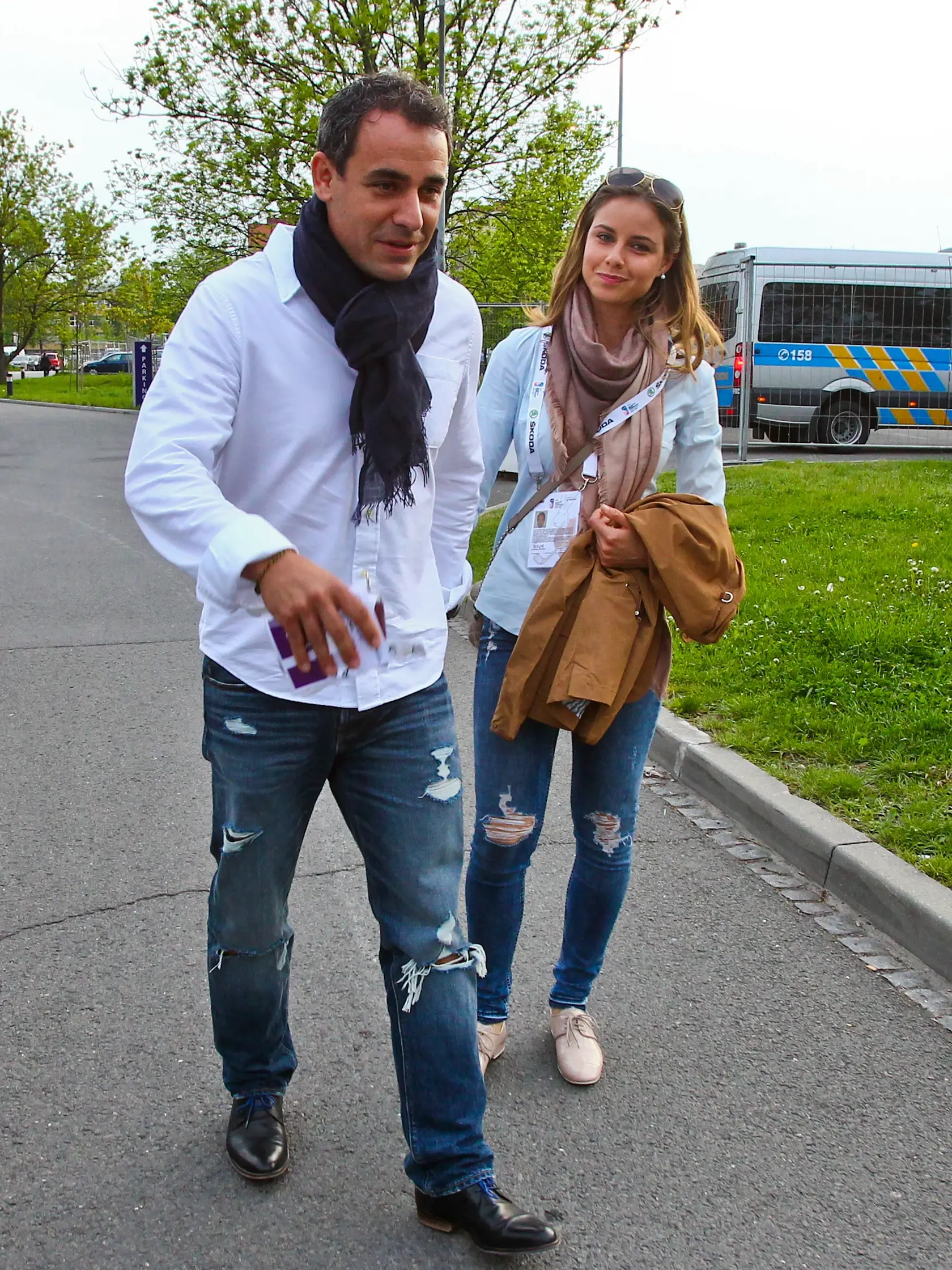 Na snimke operny spevak Filip Tuma a jeho partnerka herecka Nela Pociskova pricestovali do Ostravy na zapas B-skupiny Majstrovstiev sveta v ladovom hokeji medzi Slovenskom a Slovinskom.