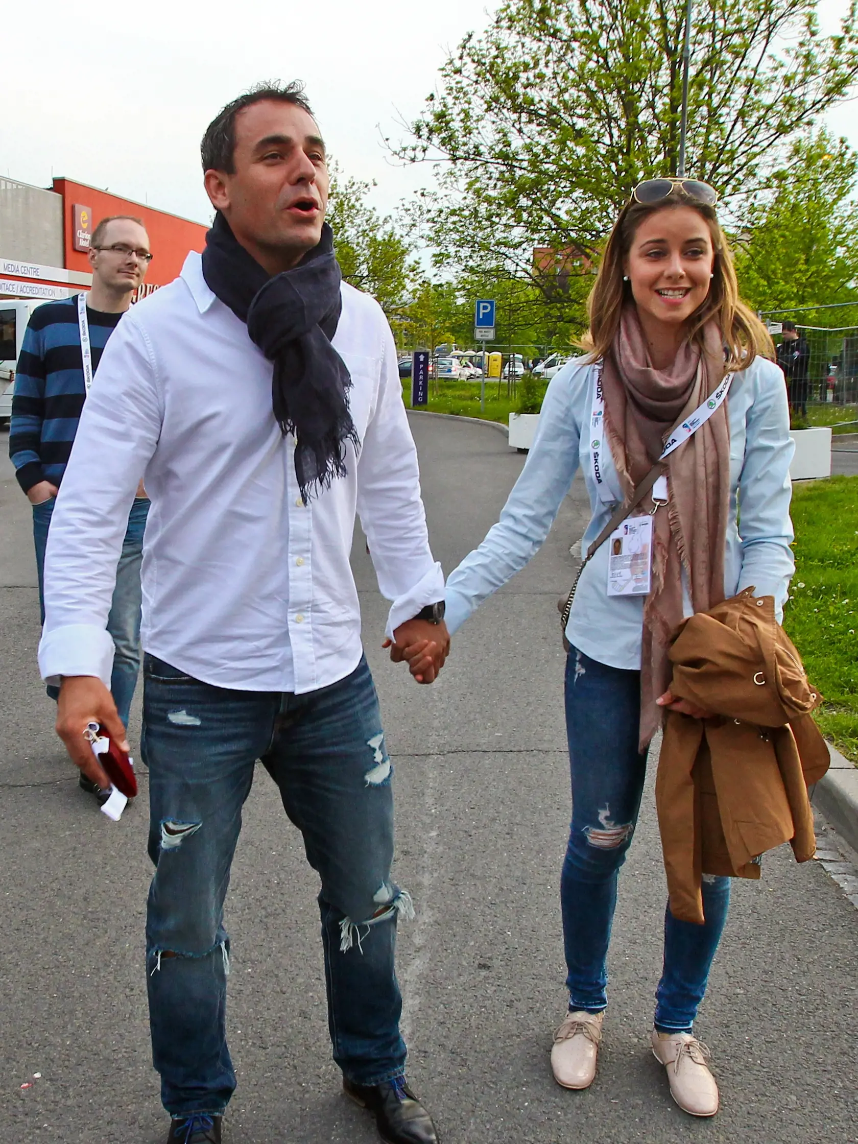 Na snimke operny spevak Filip Tuma a jeho partnerka herecka Nela Pociskova pricestovali do Ostravy na zapas B-skupiny Majstrovstiev sveta v ladovom hokeji medzi Slovenskom a Slovinskom.