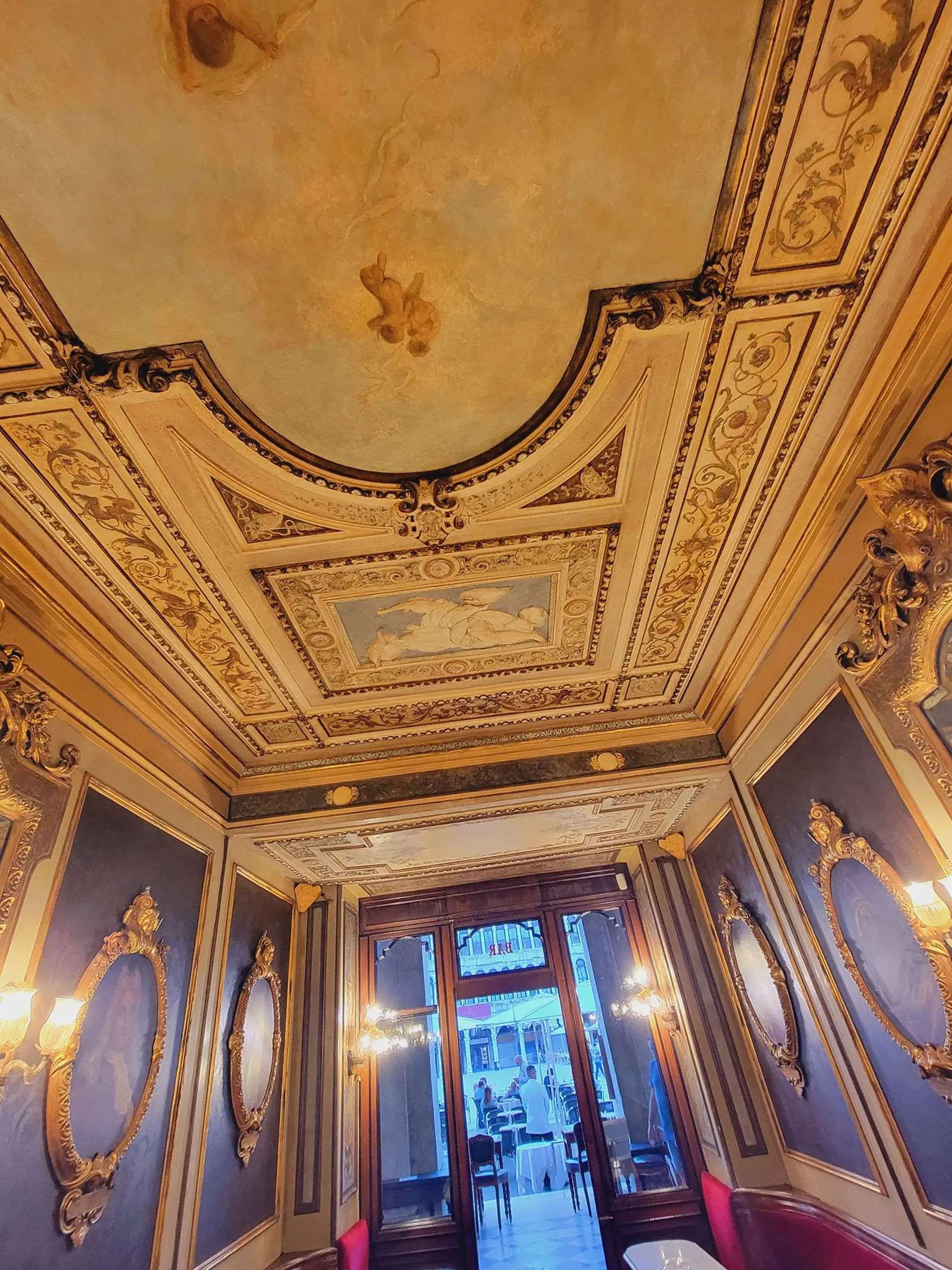 Luxusný interiér Caffè Florian, ktorá funguje nepretržite už vyše 300 rokov. 