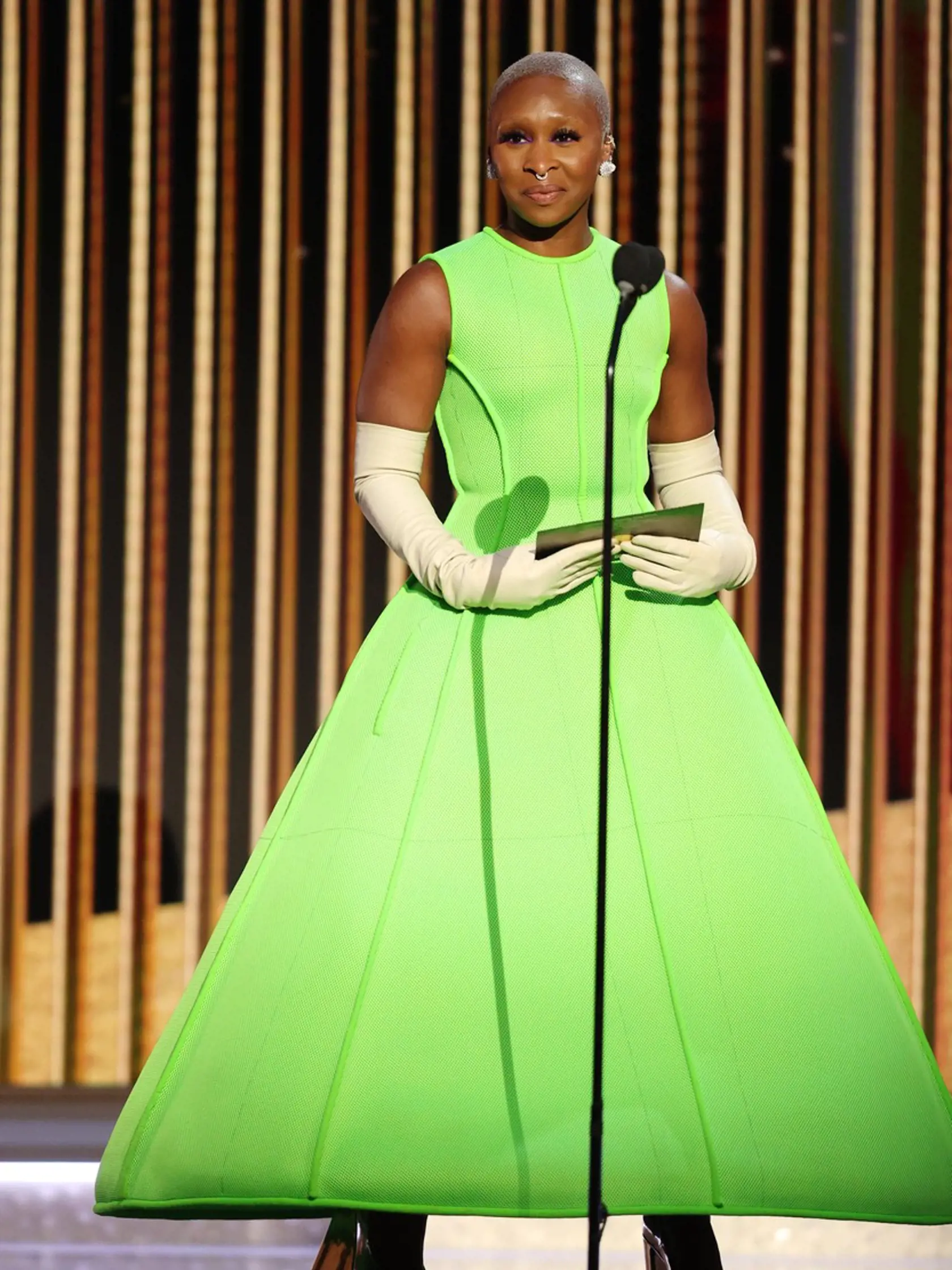 Herečka Cynthia Erivo v odvážnych zelených šatách.