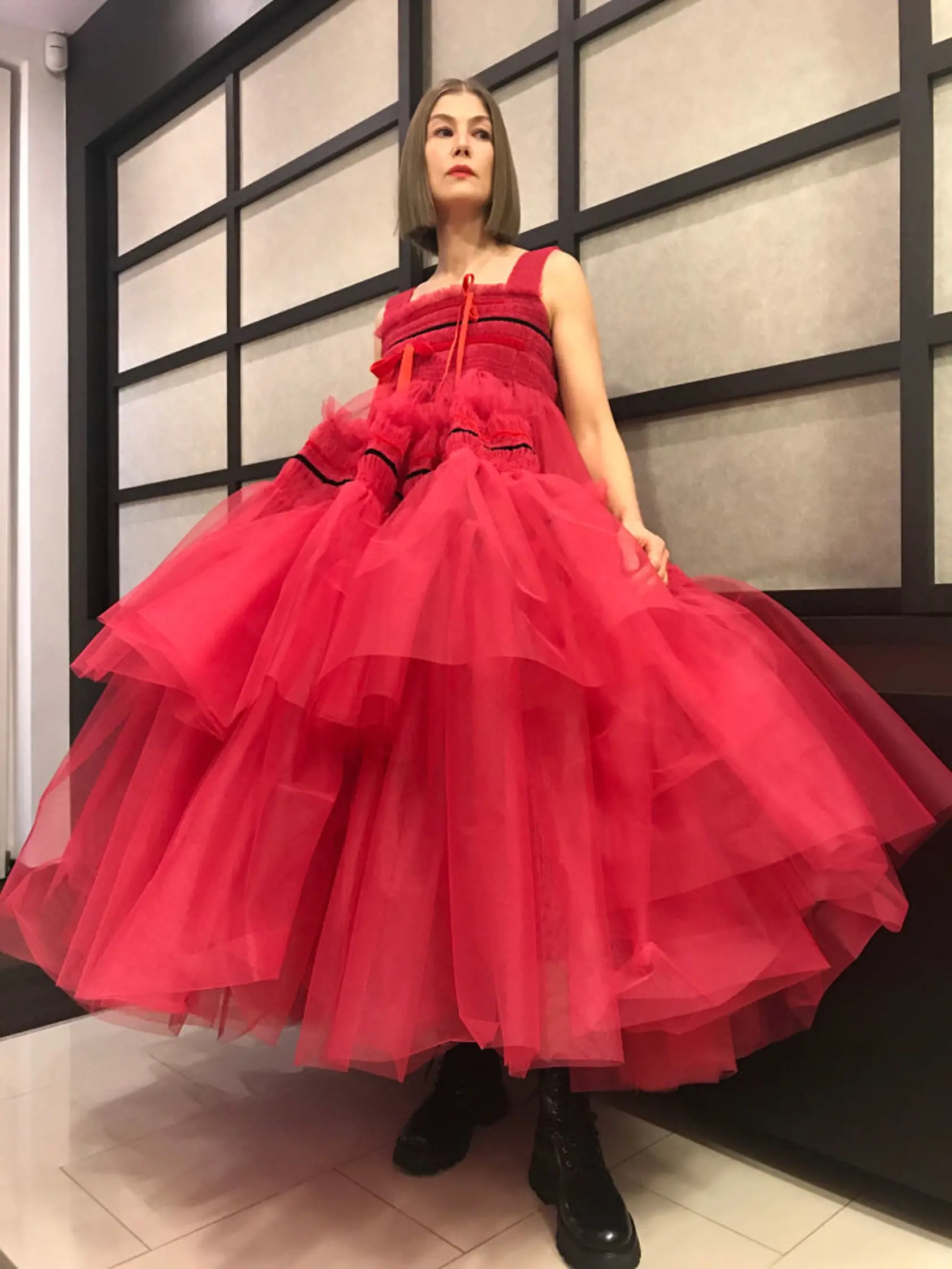 Herečka Rosamund Pike pred 78. výročným udeľovaním Zlatých glóbusov 28. februára 2021.