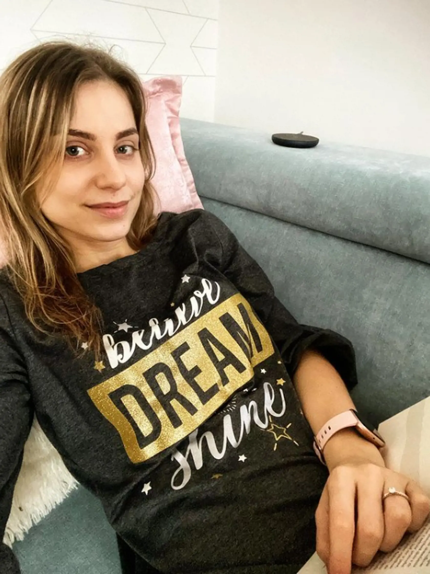 Dominika Stará relaxuje na priestrannej sedačke.