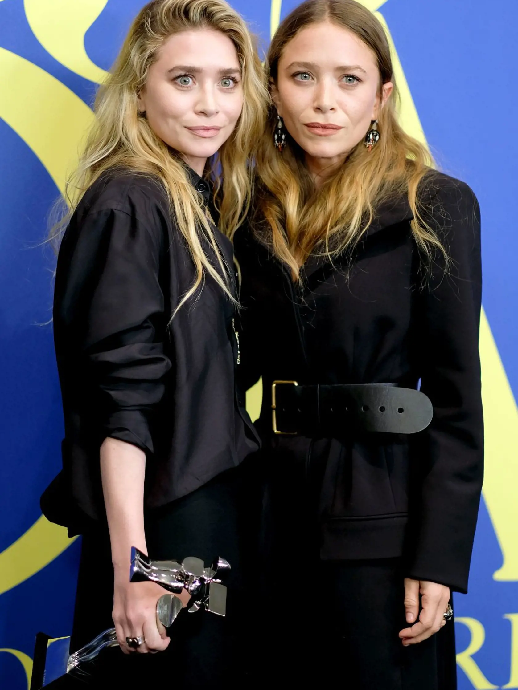 NEW YORK, NY - JUNE 04:  Designers Ashley Olsen and Mary-Kate Olsen pose with 2018 CFDA Accessories Designer of The Year award during the 2018 CFDA Fashion Awards Winners Walk at Brooklyn Museum on June 4, 2018 in New York City.  (Photo by Dimitrios Kambouris/Getty Images)
