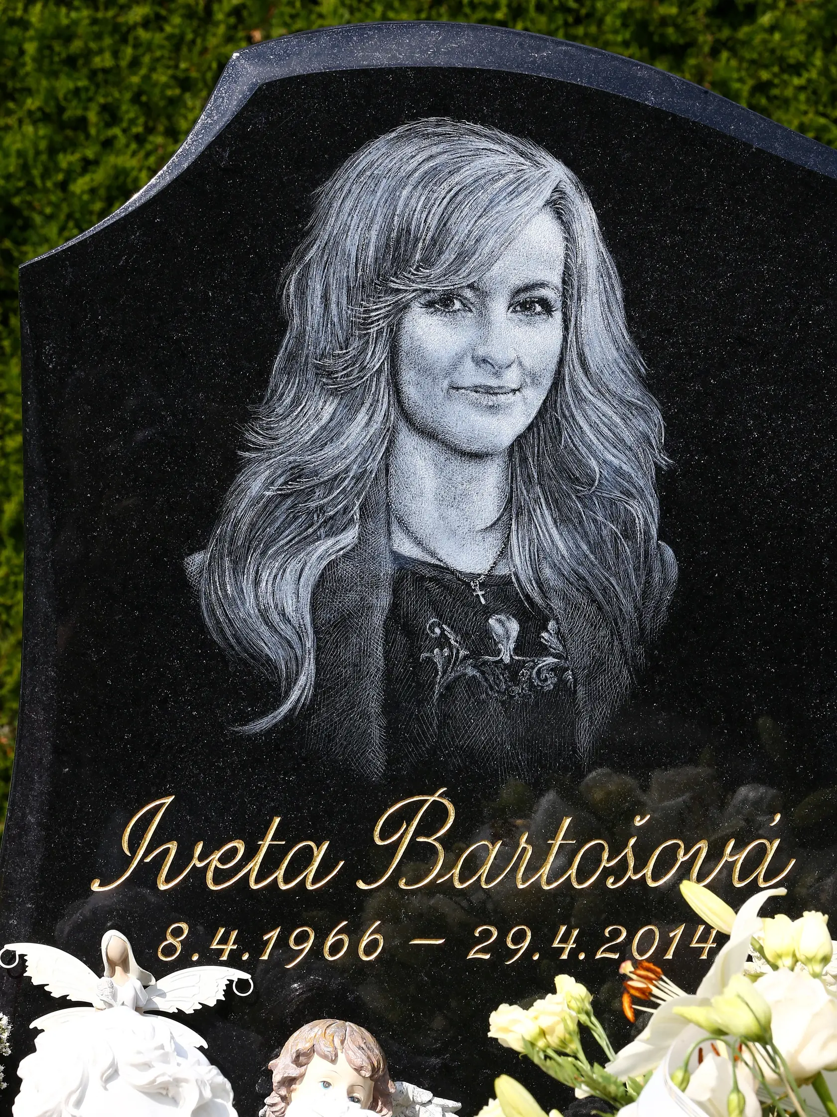 Hrob českej popovej speváčky Ivety Bartošovej v obci Říčany pri Prahe.