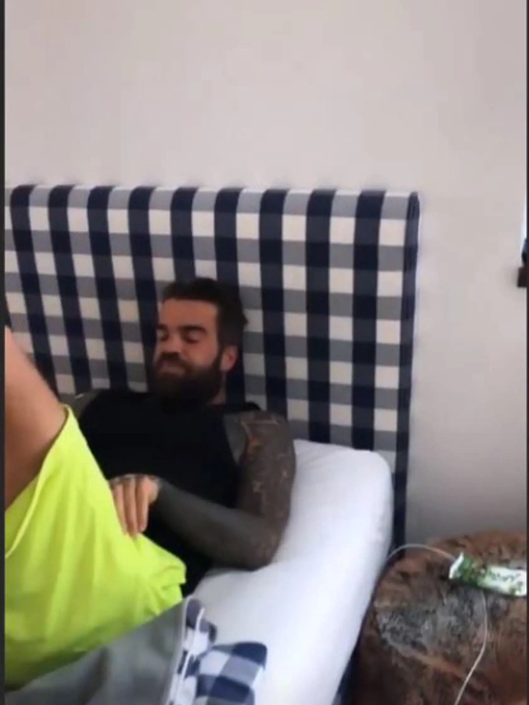 Károvaná posteľ známej značky.