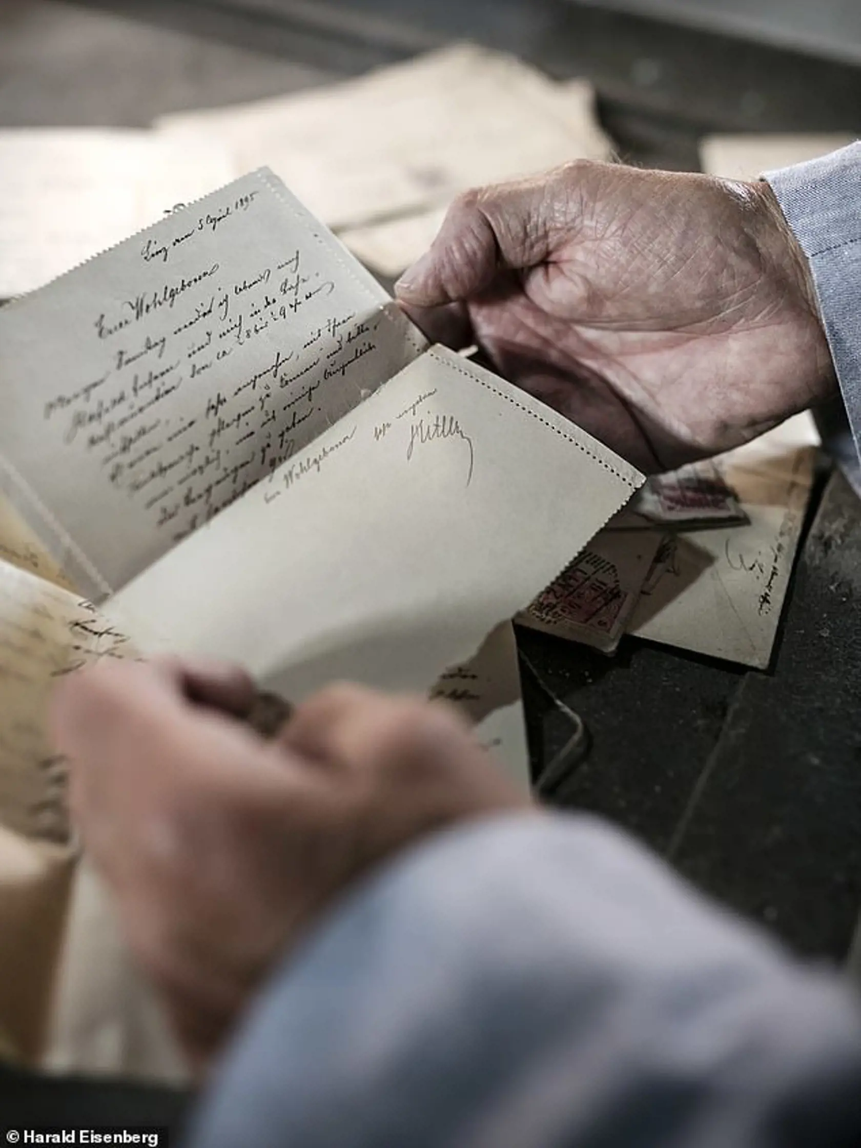 Nedávno objavených 31 listov historikom priblížilo život Adolfa Hitlera.