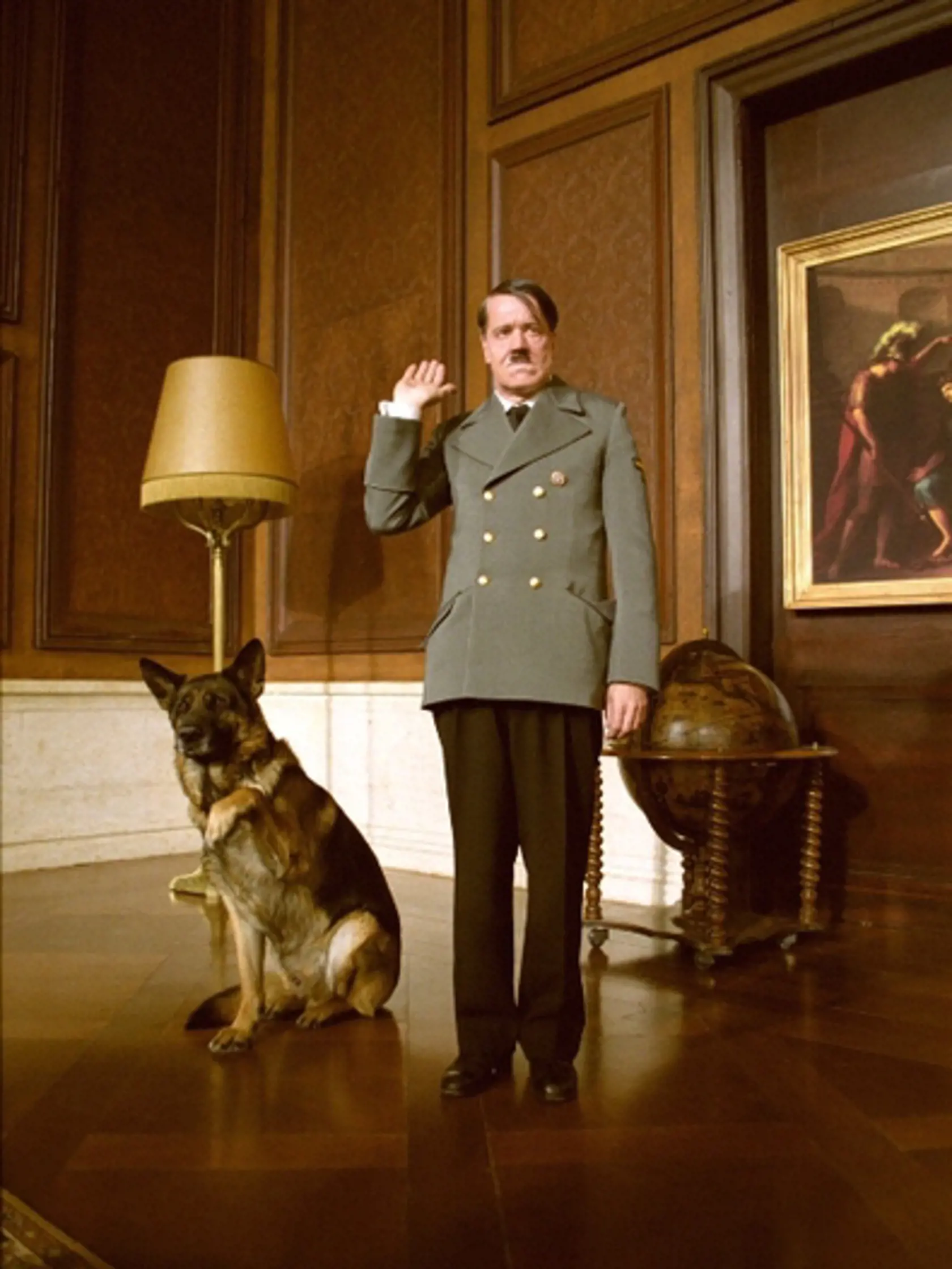 Helge Schneider ako Adolf Hitler a jeho pes Blondi vo filme z roku 2007 Môj vodca: Skutočne najpravdivejšia história o Adolfovi Hitlerovi.