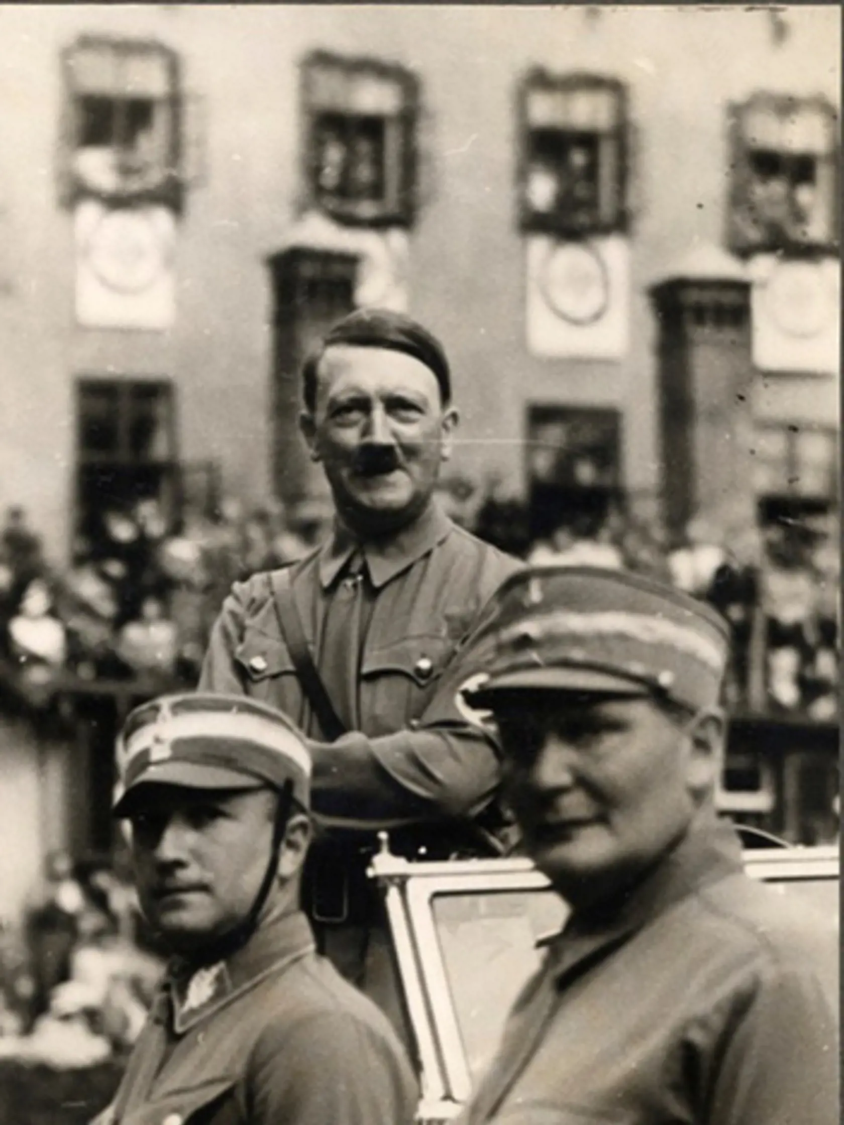 Adolf Hitler (v strede) na ilustračnej fotografii