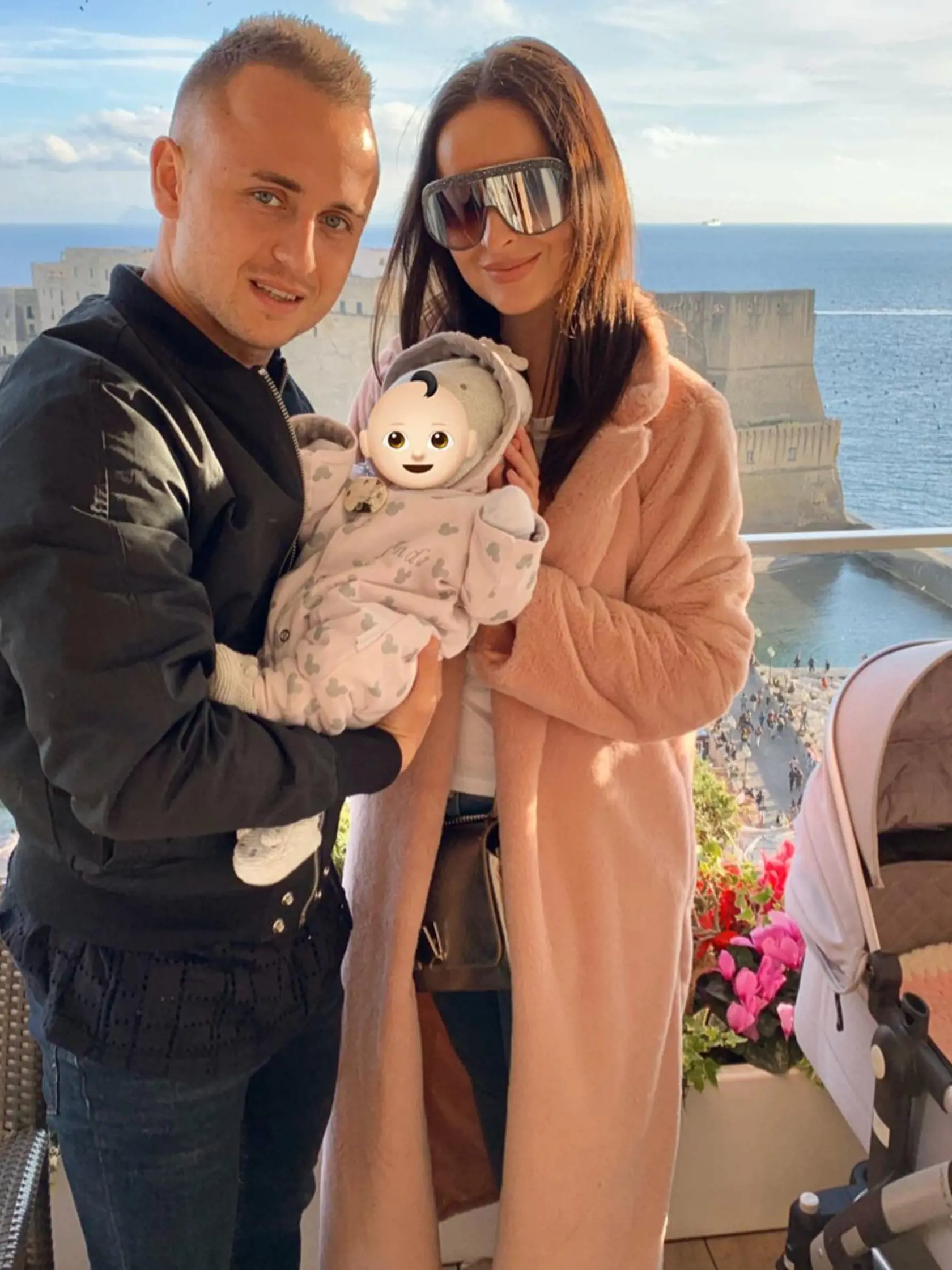 Predtým ale boli šťastnou rodinkou. Cestovali so Stanom po svete kvôli futbalu a Daniela tam musela zniesť plesne a nefungujúce kúrenie v byte. Teraz má doma iný luxus.