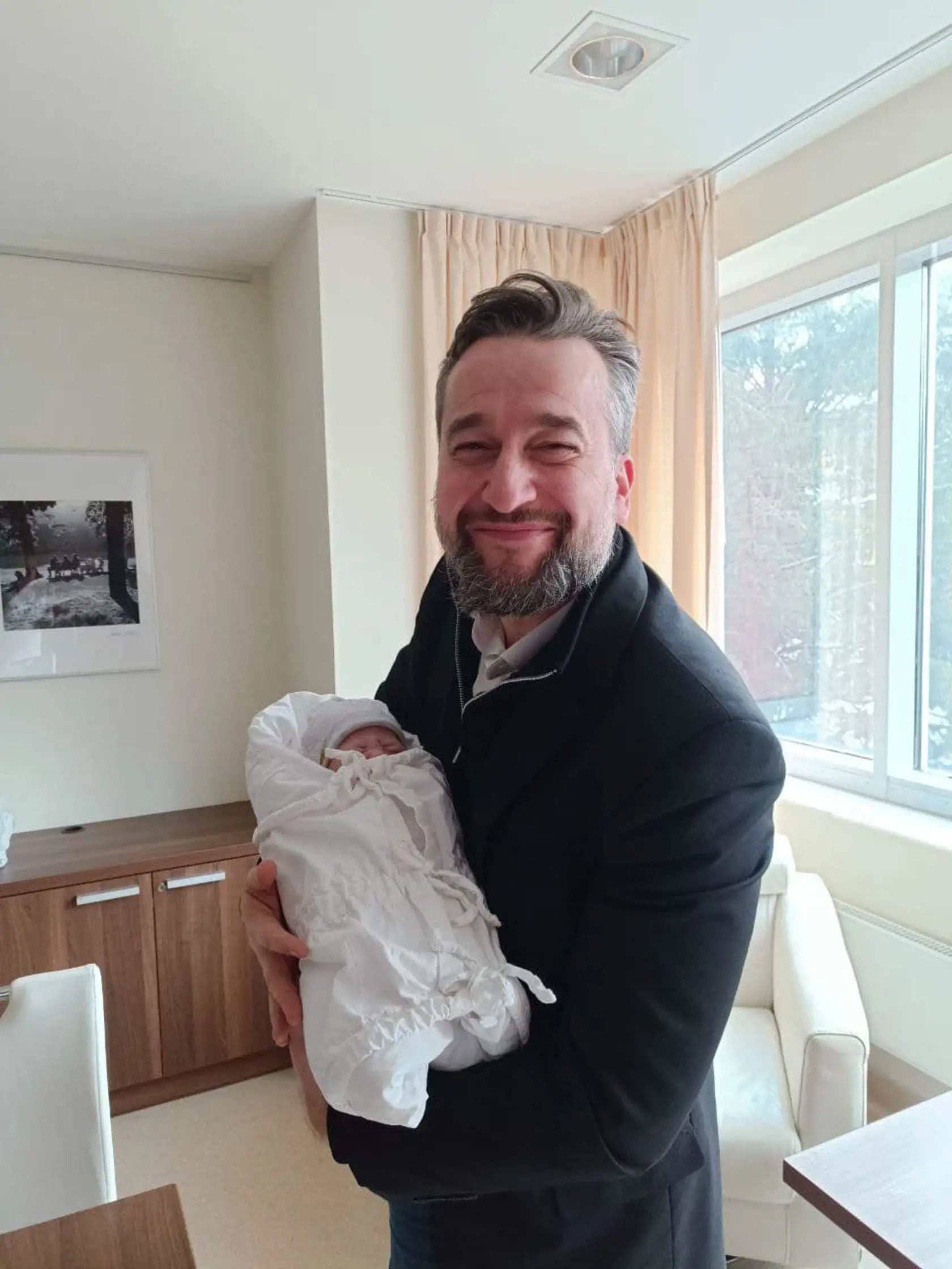 Podpredseda parlamentu Ľuboš Blaha s malým Jonáškom. Politik sa stal trojnásobným oteckom...