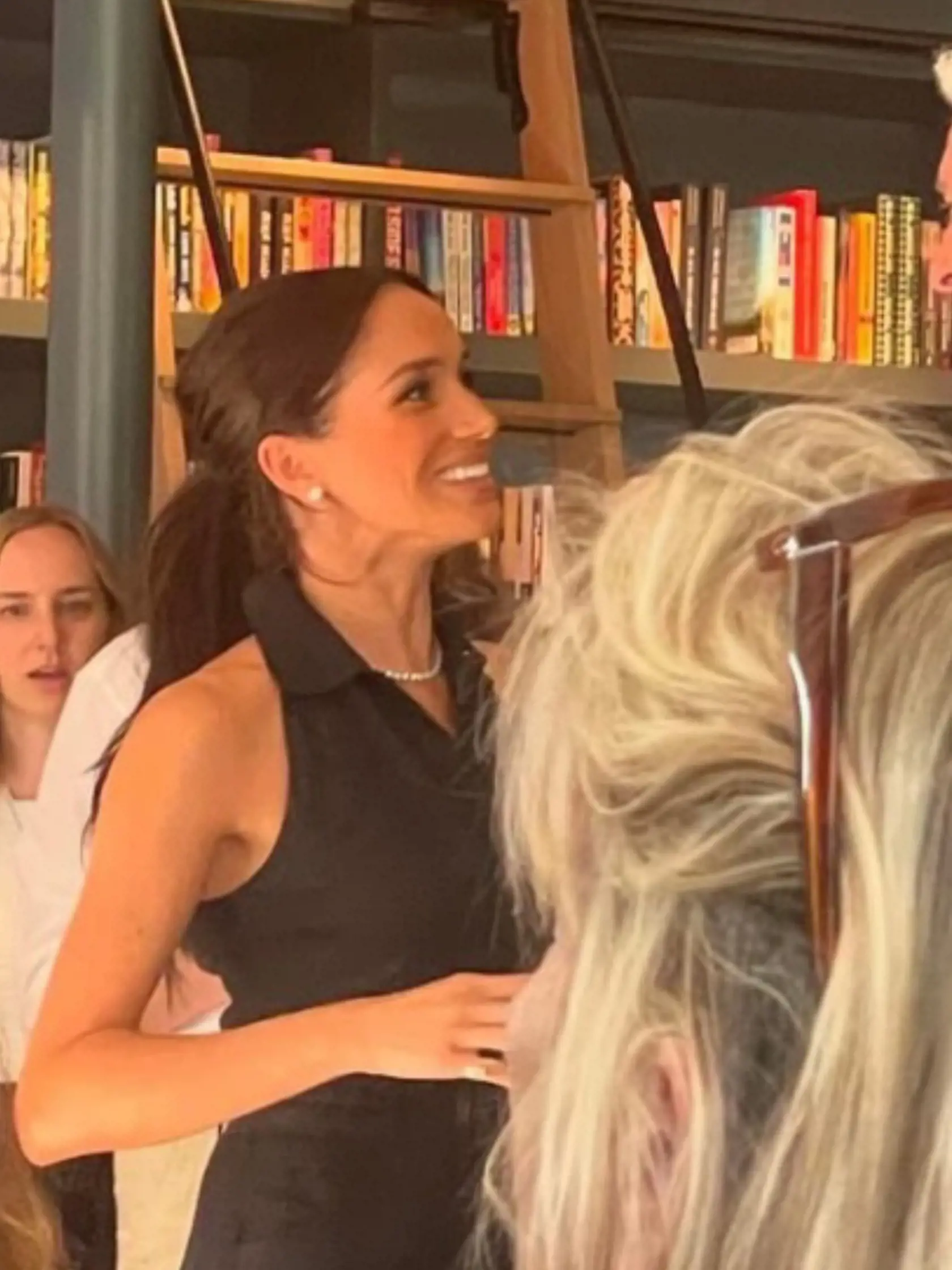 V predvečer druhého výročia smrti kráľovnej Alžbety II. († 96) sa Meghan Markle (43) objavila na otvorení kníhkupectva Godmothers v Summerlande v Kalifornii. Bolo to len na skok od jej sídla s princom Harrym (39) v Montecite. Vojvodkyňa zo Sussexu v diskusii Knižného klubu Oprah Winfrey (70) prezradila, že „vstupuje do kapitoly plnej radosti“.
