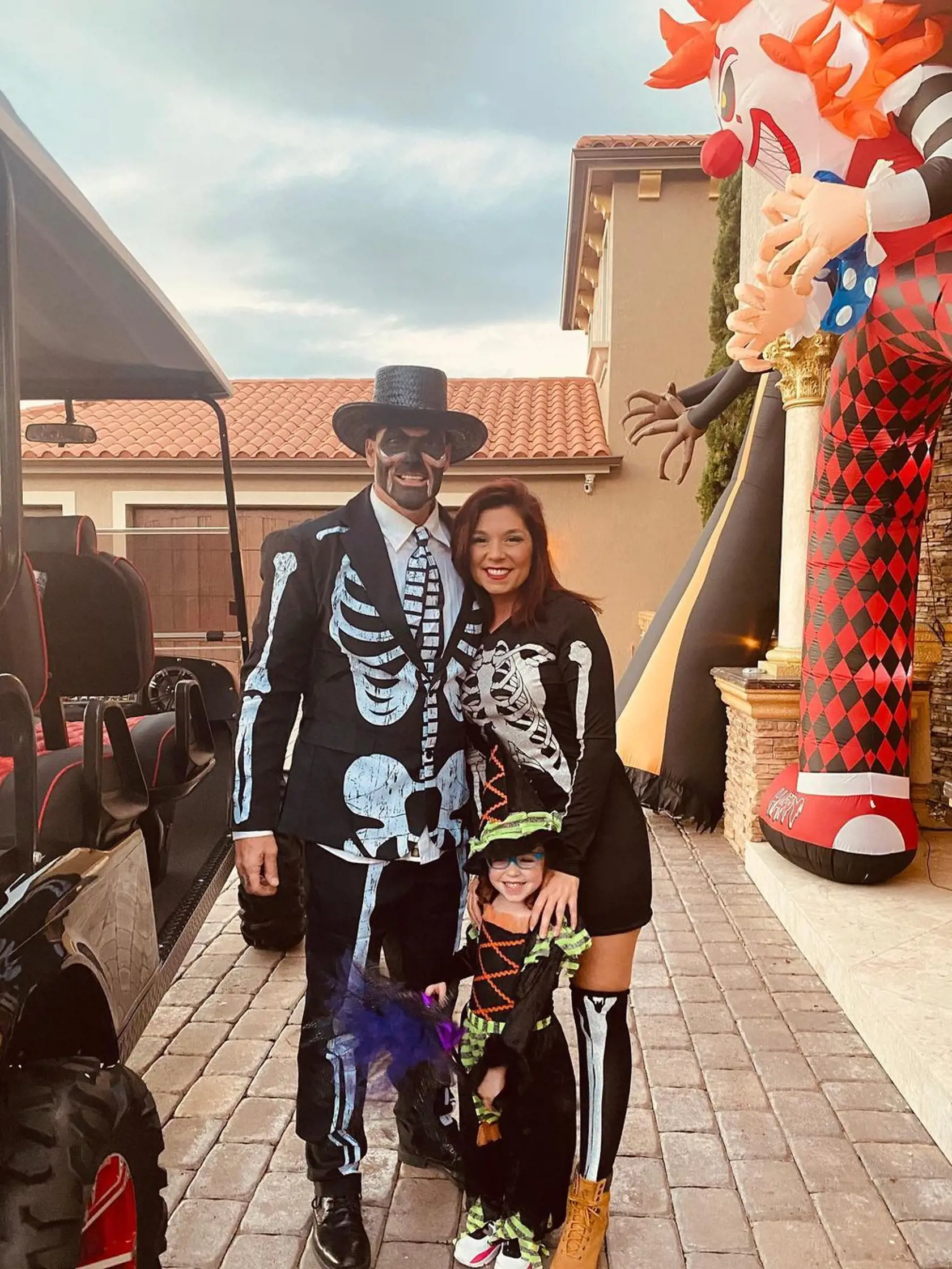 Vanilla Ice s novou rodinou. Priateľa a dcérka. Tvrdí, že vďaka ním sa vrátil do detstva. Vyzerá naozaj šťastne. Toto bolo na Halloween.