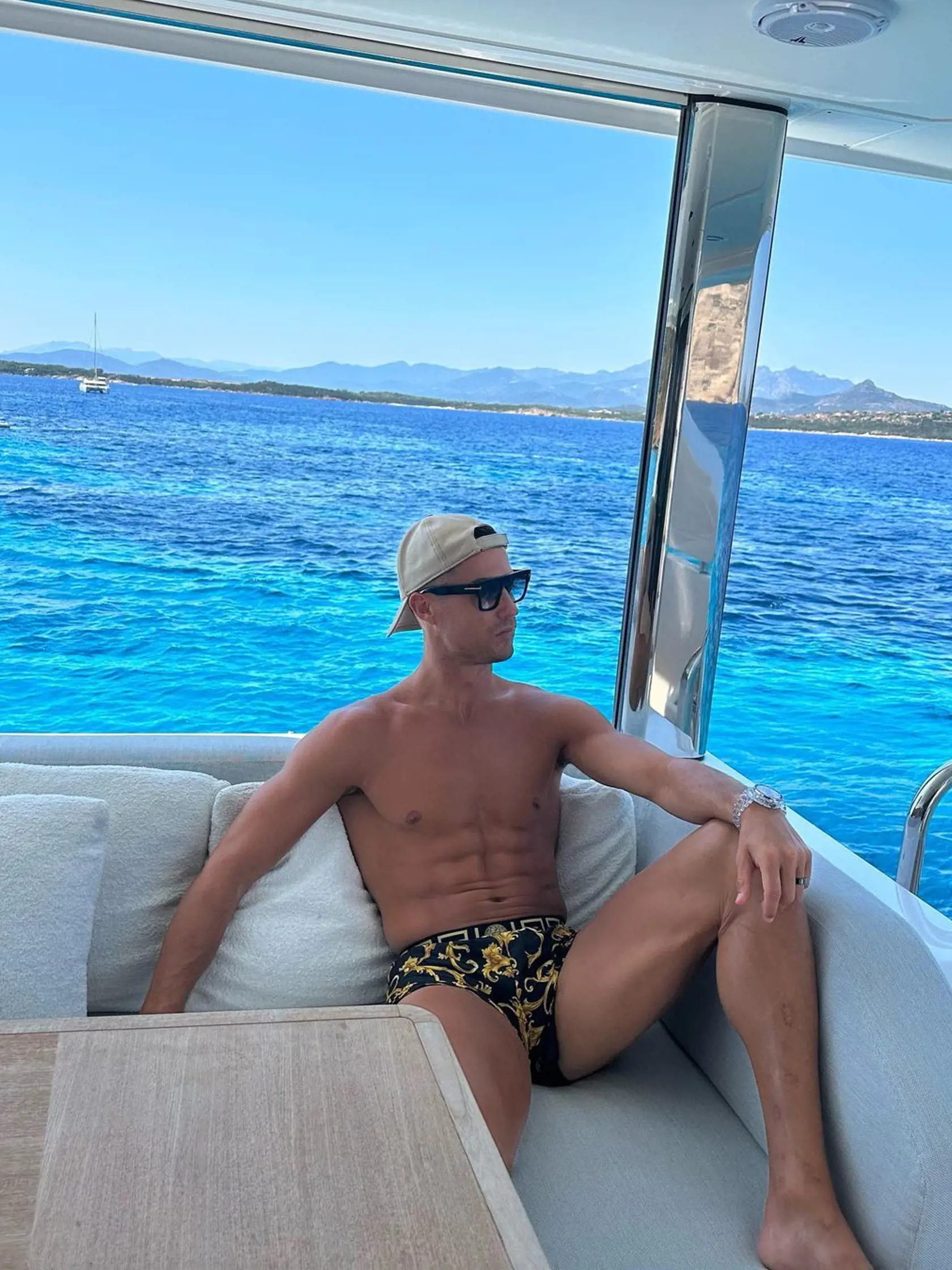 Aj Ronaldo si užíva svoju jachtu za 6 miliónov.