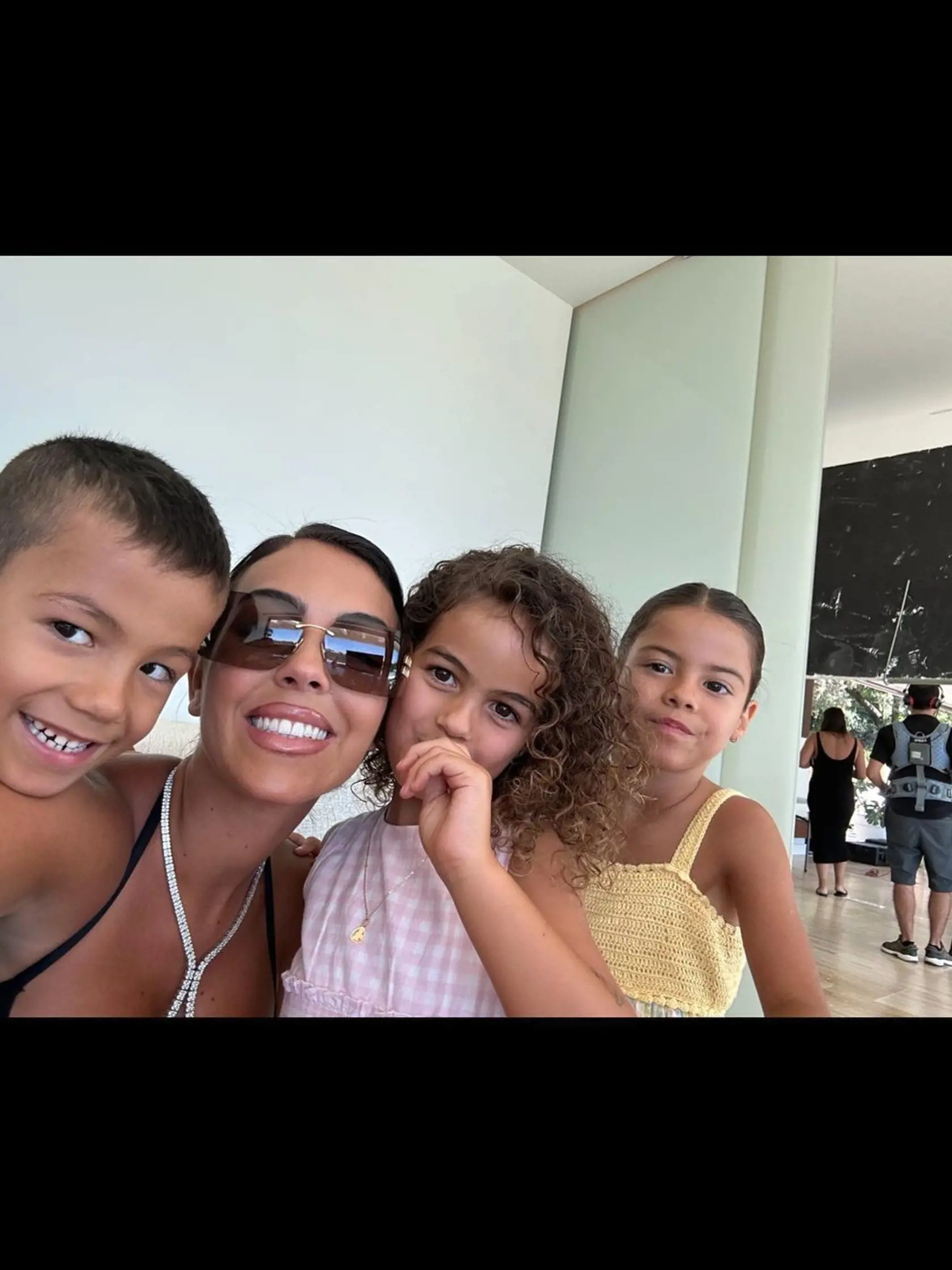 Georgina sa rada predvádza sama, s deťmi i Ronaldom. Len nech ju vidno!
