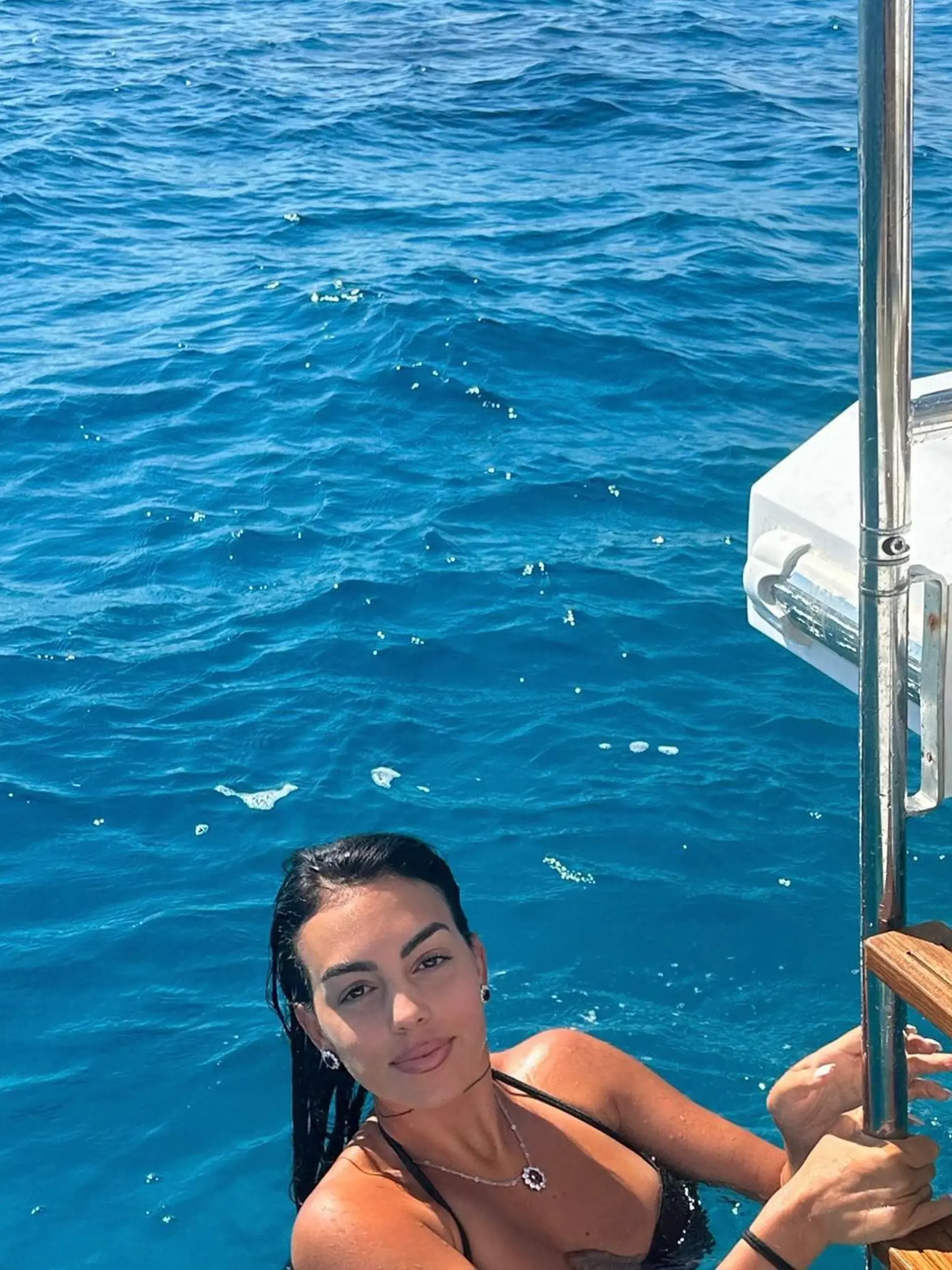 Ukazovať svoje sexi telo jej nerobí žiadny problém Teraz dáva najavo, že medzi ňou a Ronadlom je všetko v poriadku.