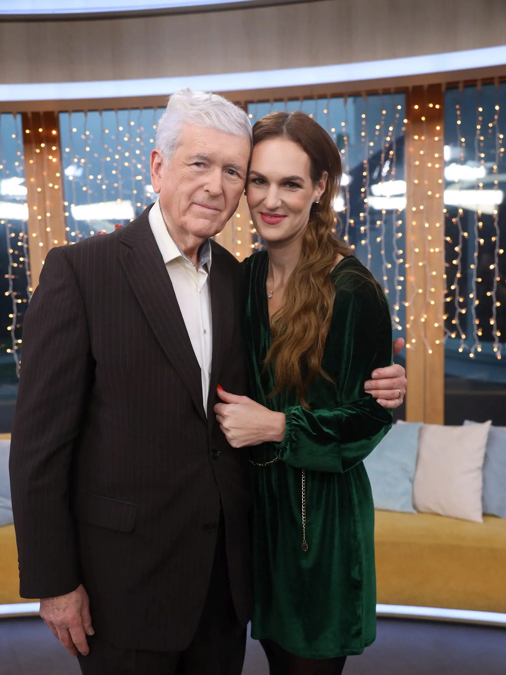 Moderátori a redaktori Markízy natočili vianočný klip. Lenka Debnárová a Jozef Iľko.