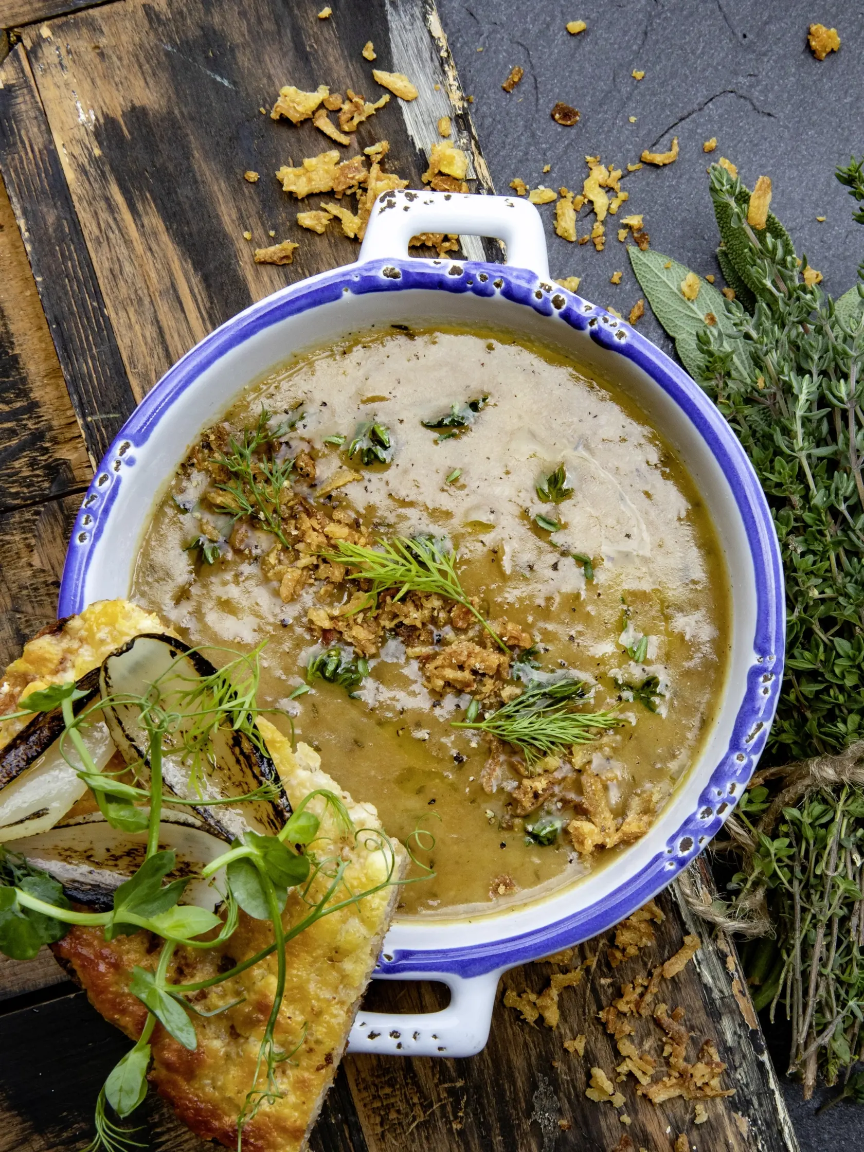 „Nejete mäso? Náš šéfkuchár
Zdenko si do cibuľačky pre
vegetariánov vždy ušetrí domáci
zeleninový vývar. Varí ho pol
hodiny zo šupiek z mrkvy,
petržlenu, zo zeleru spolu so
šupami z cibule a cesnaku. Nič
z kuchyne tak nevyjde nazmar,“
inšpiruje Peter.