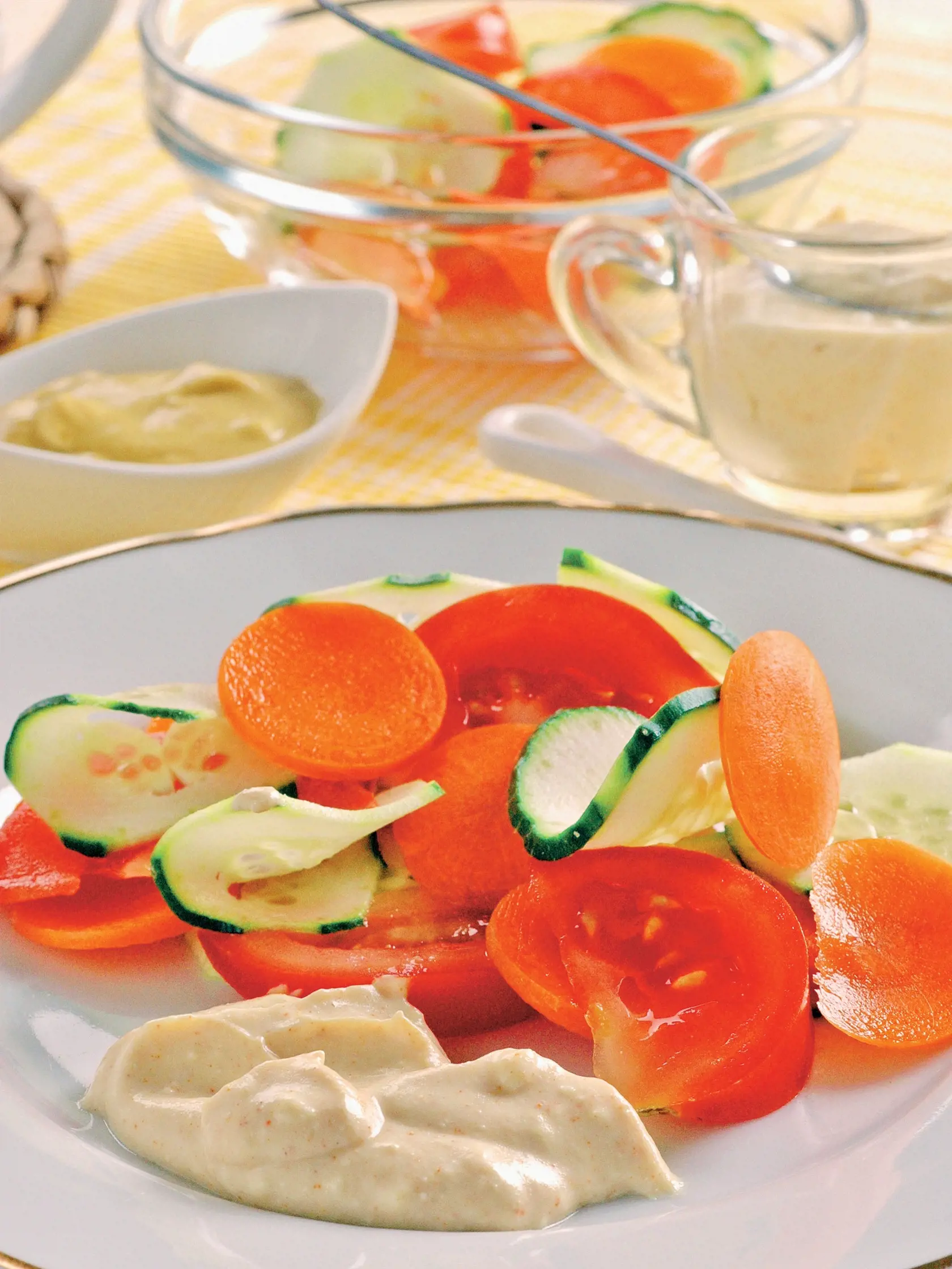 Zeleninový tanier s bryndzovým dipom, recept, mrkva, uhorka, paradajka
Foto: Peter Záhradník
Uverejnené: Báječná Žena č. 25/09
pôvodný súbor:zeleninovy salat s bryndzovym dipom.eps