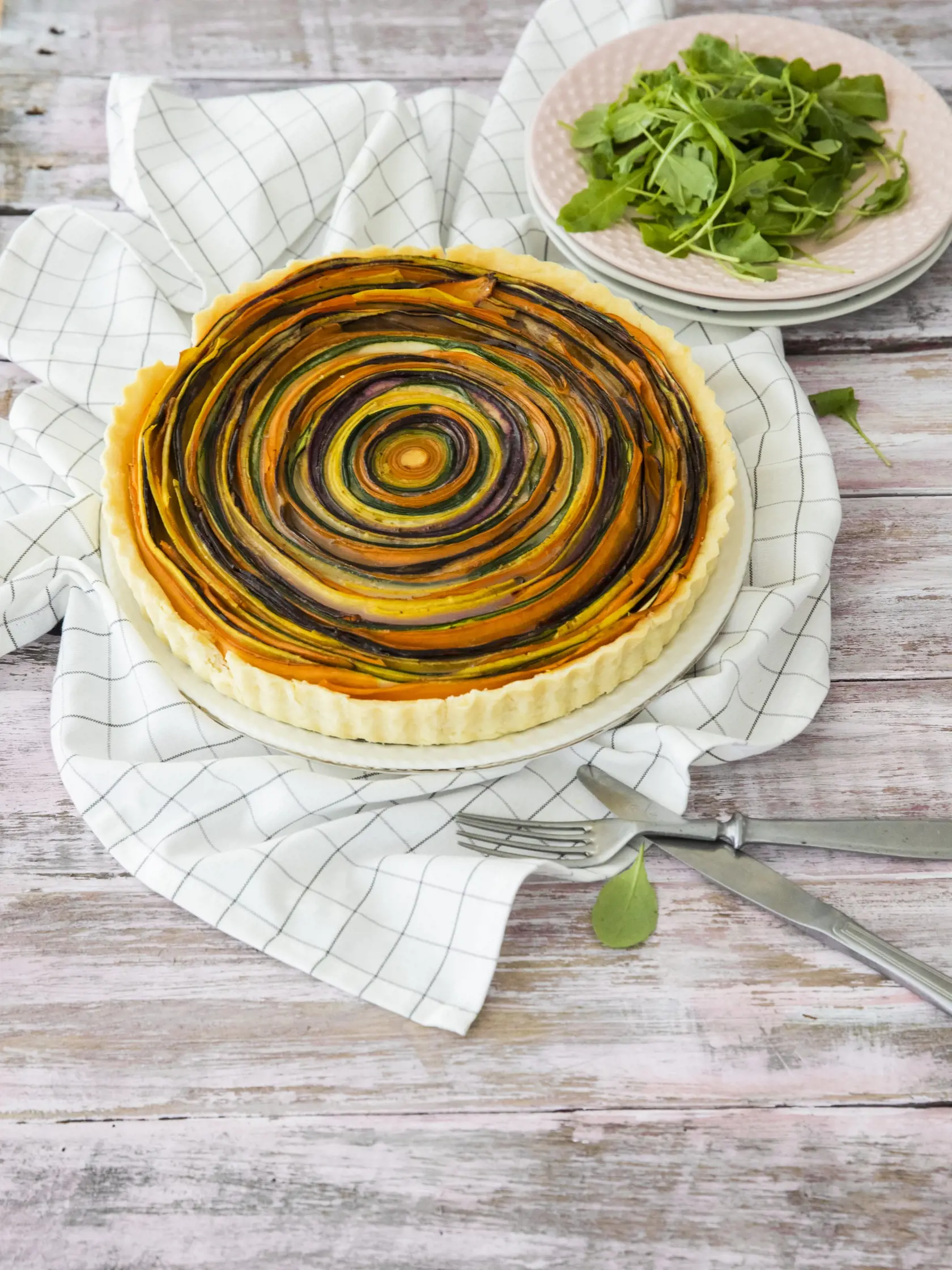 zeleninový tart

recept:
8 PORCIÍ, PRÍPRAVA 30 MINÚT + CHLADENIE
CESTA, PEČENIE 35 MINÚT
NA CESTO:
• 190g hladkej múky • 110g masla
(chladeného) • pol lyžičky soli • 1-2 lyžice
studenej vody
NA NÁPLŇ:
• 100g mozzarelly • 100g syra
gruyere • 100g parmezánu • 200g
kyslej smotany • soľ podľa chuti
• 1 vajce • mleté čierne korenie • štipka
muškátového orieška • pol lyžičky mletej
údenej papriky • 1-2 stredne veľké cukety
• 1 väčšia mrkva • 1 stredne veľká žltá
mrkva • 1 malý baklažán • 2-3 lyžice
ol