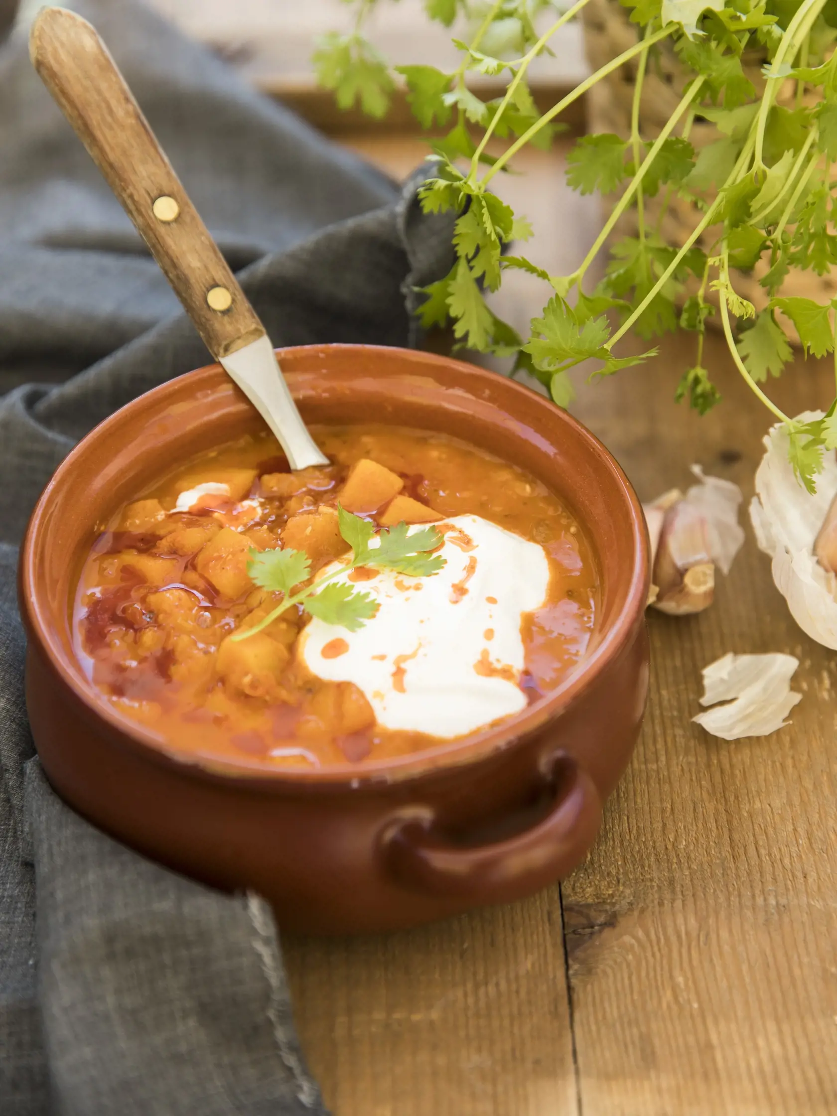 vegetariansky guláš z maslovej tekvice a červenej šošovice

recept:
6 PORCIÍ, PRÍPRAVA 10 MINÚT,
VARENIE 45 MINÚT
• 1 malá maslová tekvica
(alebo hokkaido) • 200-300g
cibule • 3 strúčiky cesnaku
• mletá údená červená
paprika, mletá rímska rasca
• 3 lyžice červenej šošovice
• zeleninový vývar • čerstvá
alebo mletá sušená čili
paprička • soľ, mleté čierne
korenie • olej
NA SERVÍROVANIE:
• kyslá smotana
• koriandrová vňať
1. Na tuku osmažte do zlatohneda
očistenú cibuľu
pokrájanú na drobno.
Pridajt