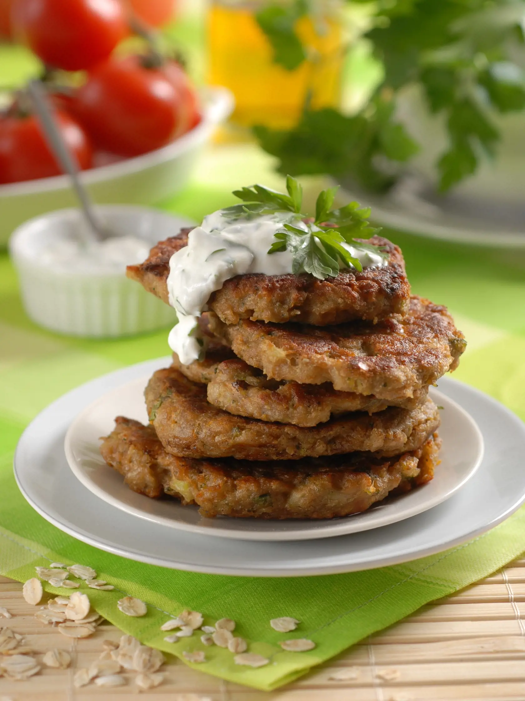 Placky z ovsenych vlociek
Potrebujeme :
250 g ovsených vločiek, zeleninový vývar, 3-4 strúčiky cesnaku, 3-4 ružičky brokolice, 2 cibuľky, 1 mrkva, ovsená múka na zahustenie, soľ, mleté čierne korenie, majorán, mletá rasca, 1 biely jogurt, 2 lyžice nasekaných bylín

Postup
Ovsené vločky zalejeme zeleninovým vývarom, krátko povaríme, aby nám vznikla hustá masa. Brokolicu s mrkvou povaríme v posolenej vode, potom nadrobno pokrájame spolu s cibuľkou . Do vychladnutej ovsenej masy pridáme pokrájanú z