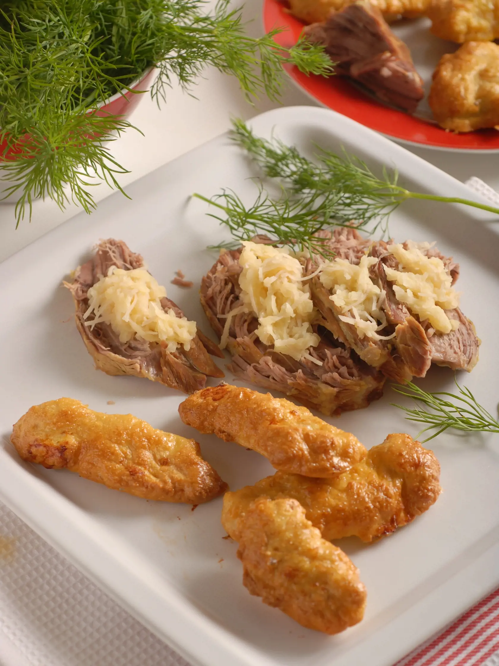 Rakúska kuchyňa
Suroviny
Hovädzia špička ( hovädzie zadné ), zeleninový vývar, jablkový chren
Pracovný postup
Vopred umyté mäso vložíme do zeleninového vývaru a na miernom plameni uvaríme do mäkka. Uvarené mäso vyberieme, nakrájame na plátky a podávame s jablkovým chrenom.
Jablkový chren : 120-150 g chrenu, 450 g jabĺk, 2 PL smotany na varenie, cukor podľa chuti, soľ, olej. Očistený chren spolu s ošúpanými jablkami postrúhame. Pridáme smotanu, pár kvapiek oleja, štipku soli, cukor a spolu podusí