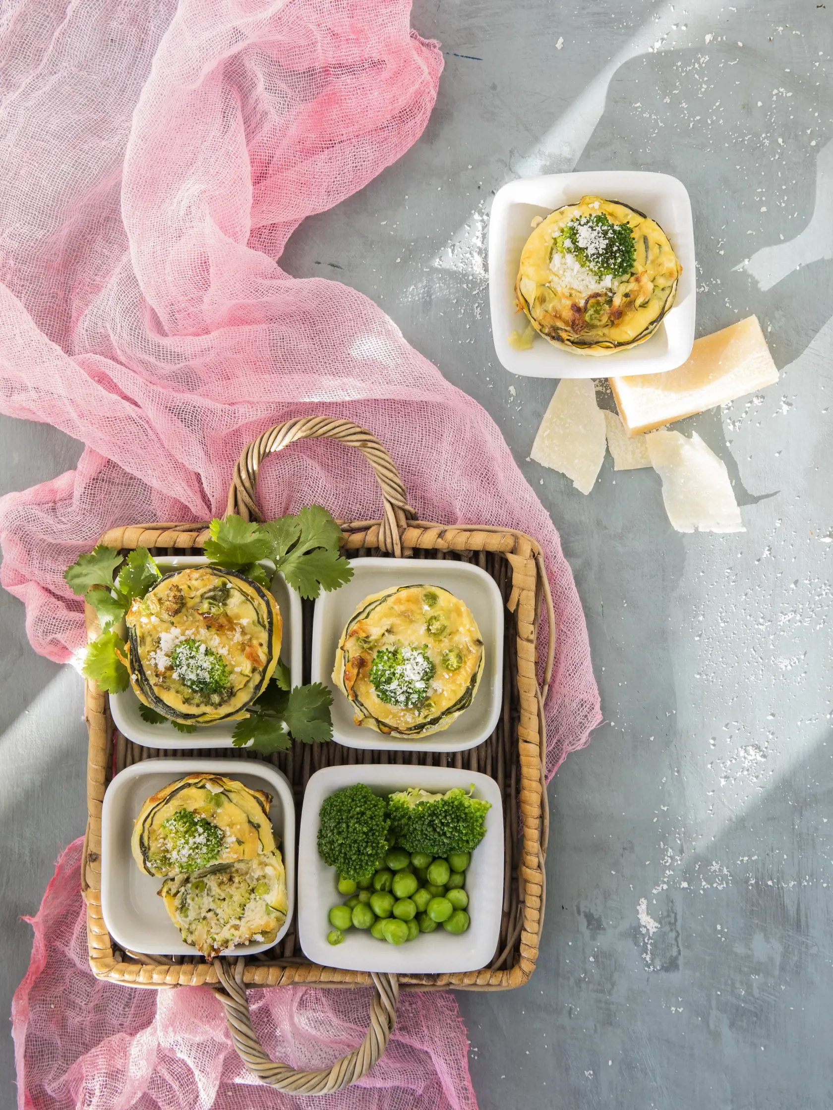 cuketové koláčiky

recept:
12 KUSOV, PRÍPRAVA 30 MINÚT,
PEČENIE 40 MINÚT
• 1 stredne veľká cibuľa • 2 lyžice
olivového oleja • 3-4 stredne veľké cukety
• 5 vajec • 100g hrášku (mrazeného)
• pol menšej brokolice • 150g syra
pecorino • za poriadnu hrsť koriandra
• soľ, korenie • maslo na vymazanie
formy
1. Cibuľu nakrájajte na drobno a orestujte
na olivovom oleji do zlatista. Plech na mafiny
vymažte maslom. Dve-tri cukety nakrájajte
na tenké plátky.
2. Plátky cukety najskôr poukladajte dookola
kaž