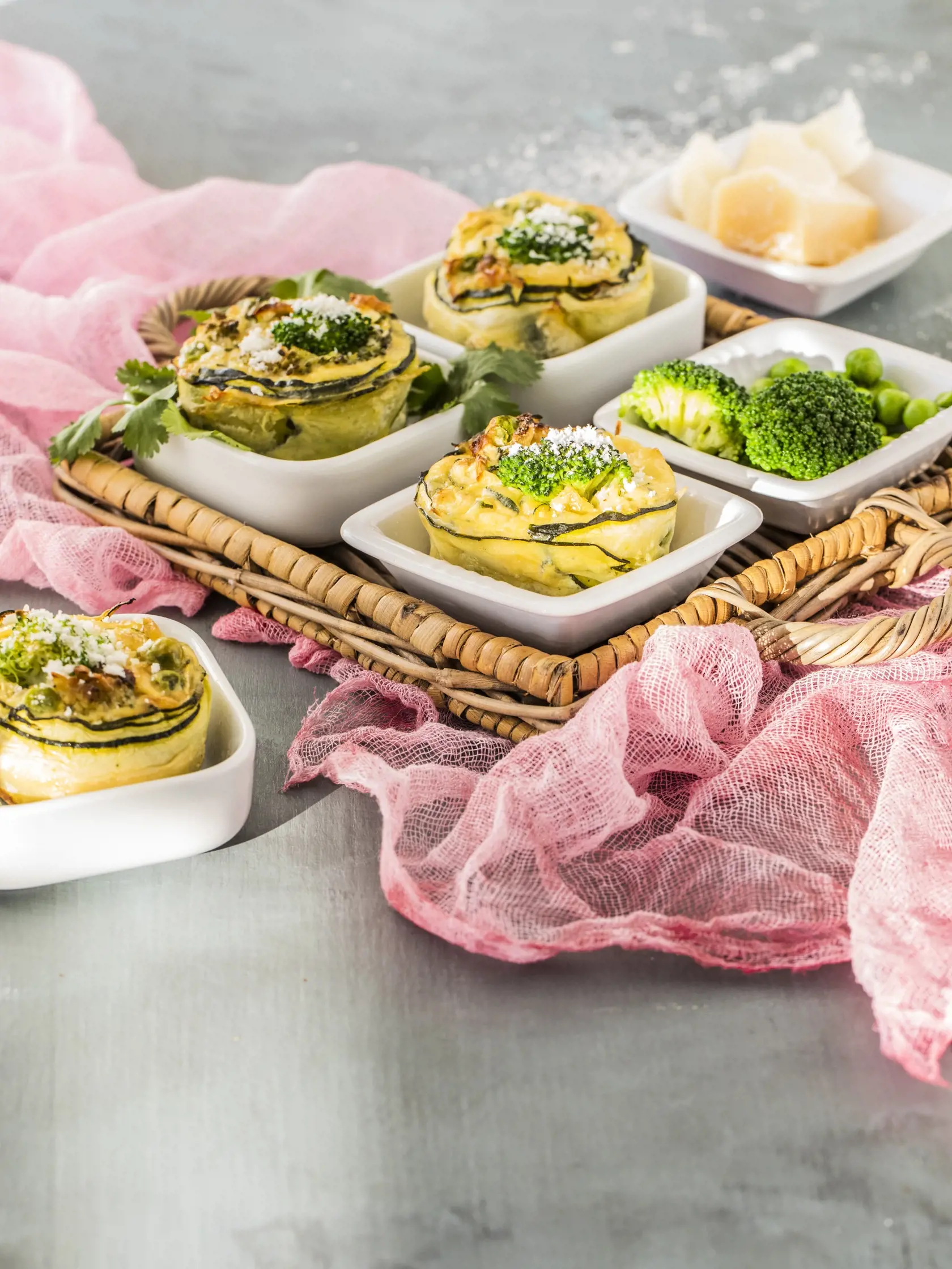 cuketové koláčiky

recept:
12 KUSOV, PRÍPRAVA 30 MINÚT,
PEČENIE 40 MINÚT
• 1 stredne veľká cibuľa • 2 lyžice
olivového oleja • 3-4 stredne veľké cukety
• 5 vajec • 100g hrášku (mrazeného)
• pol menšej brokolice • 150g syra
pecorino • za poriadnu hrsť koriandra
• soľ, korenie • maslo na vymazanie
formy
1. Cibuľu nakrájajte na drobno a orestujte
na olivovom oleji do zlatista. Plech na mafiny
vymažte maslom. Dve-tri cukety nakrájajte
na tenké plátky.
2. Plátky cukety najskôr poukladajte dookola
kaž