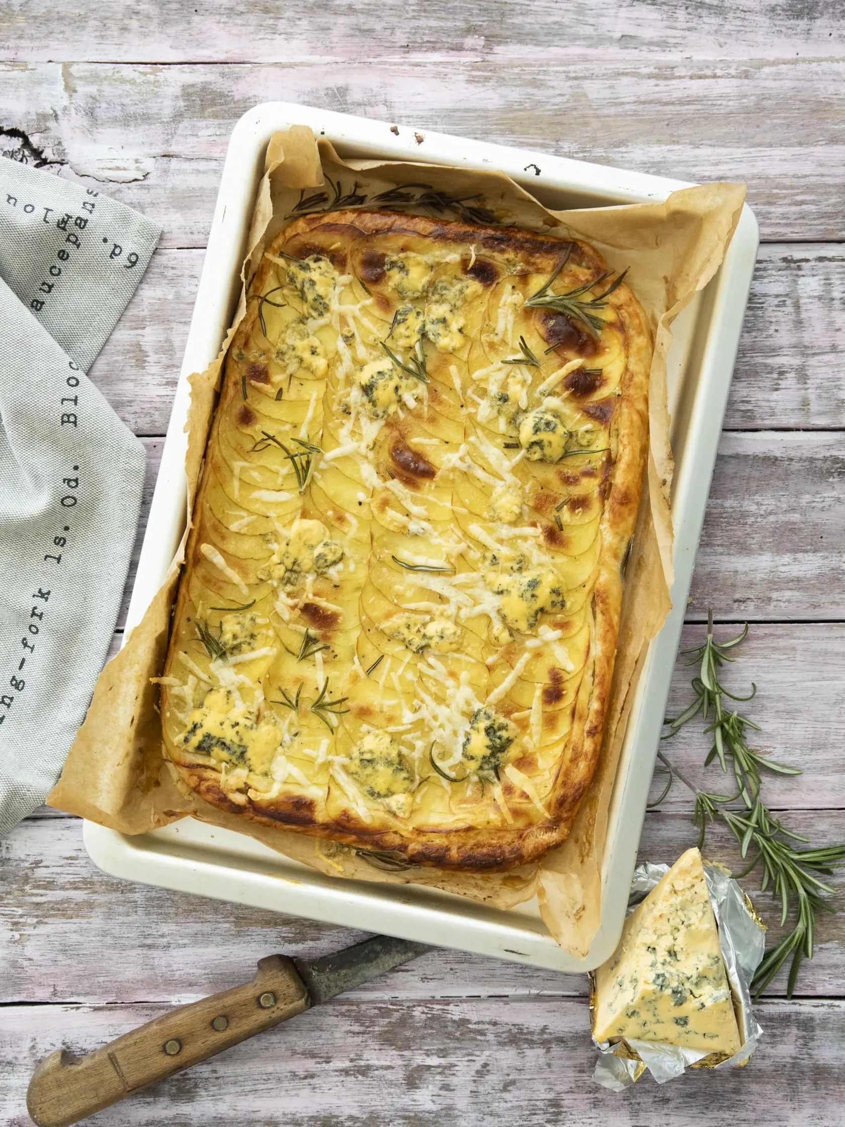 zemiakový koláč s mascarpone, rozmarínom a nivou

recept:
8 PORCIÍ, PRÍPRAVA 30
MINÚT, PEČENIE 40 MINÚT • 350g lístkového cesta • 4-5 stredne veľkých
zemiakov
• 1-2 lyžice olivového
oleja
• 250g mascarpone • 100g nivy • soľ, korenie • rozmarín • 1 žĺtok na potretie
1. Lístkové cesto rozvaľkajte
na veľkosť plechu
a okraje cesta zahnite
smerom hore, aby ste
vytvorili zvýšený okraj. Ten
potrite žĺtkom. Cesto popi
-
chajte vidličkou.
2. Zemiaky dobre umyte
a nakrájajte na krájači
na tenké plátky. Pr