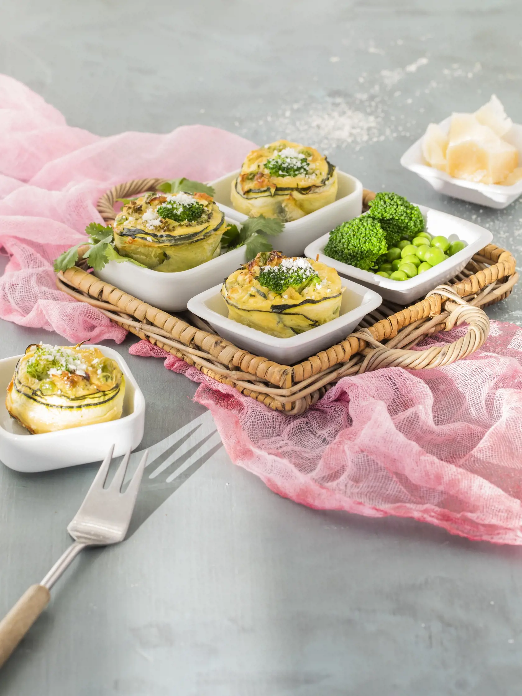 cuketové koláčiky

recept:
12 KUSOV, PRÍPRAVA 30 MINÚT,
PEČENIE 40 MINÚT
• 1 stredne veľká cibuľa • 2 lyžice
olivového oleja • 3-4 stredne veľké cukety
• 5 vajec • 100g hrášku (mrazeného)
• pol menšej brokolice • 150g syra
pecorino • za poriadnu hrsť koriandra
• soľ, korenie • maslo na vymazanie
formy
1. Cibuľu nakrájajte na drobno a orestujte
na olivovom oleji do zlatista. Plech na mafiny
vymažte maslom. Dve-tri cukety nakrájajte
na tenké plátky.
2. Plátky cukety najskôr poukladajte dookola
kaž