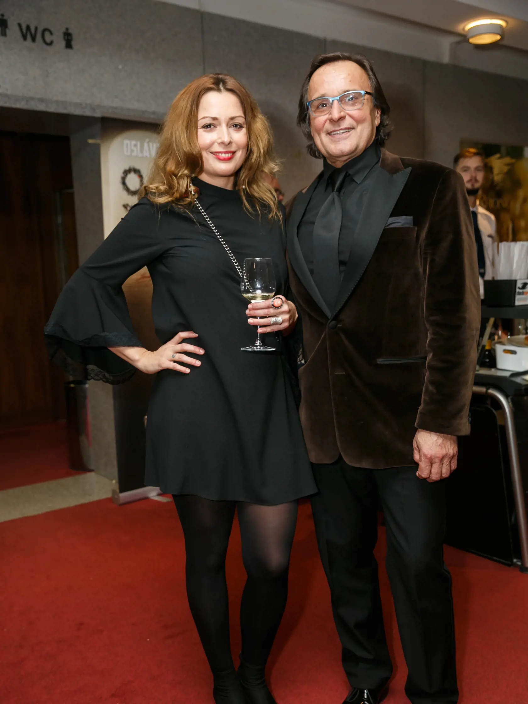 Herec Jozef Vajda dorazil na galavečer s dcérou Leou. Jozef zvolil módne zamatové hnedé sako a Lea štýlové čierne šaty s módnymi zvonovými rukávmi. 