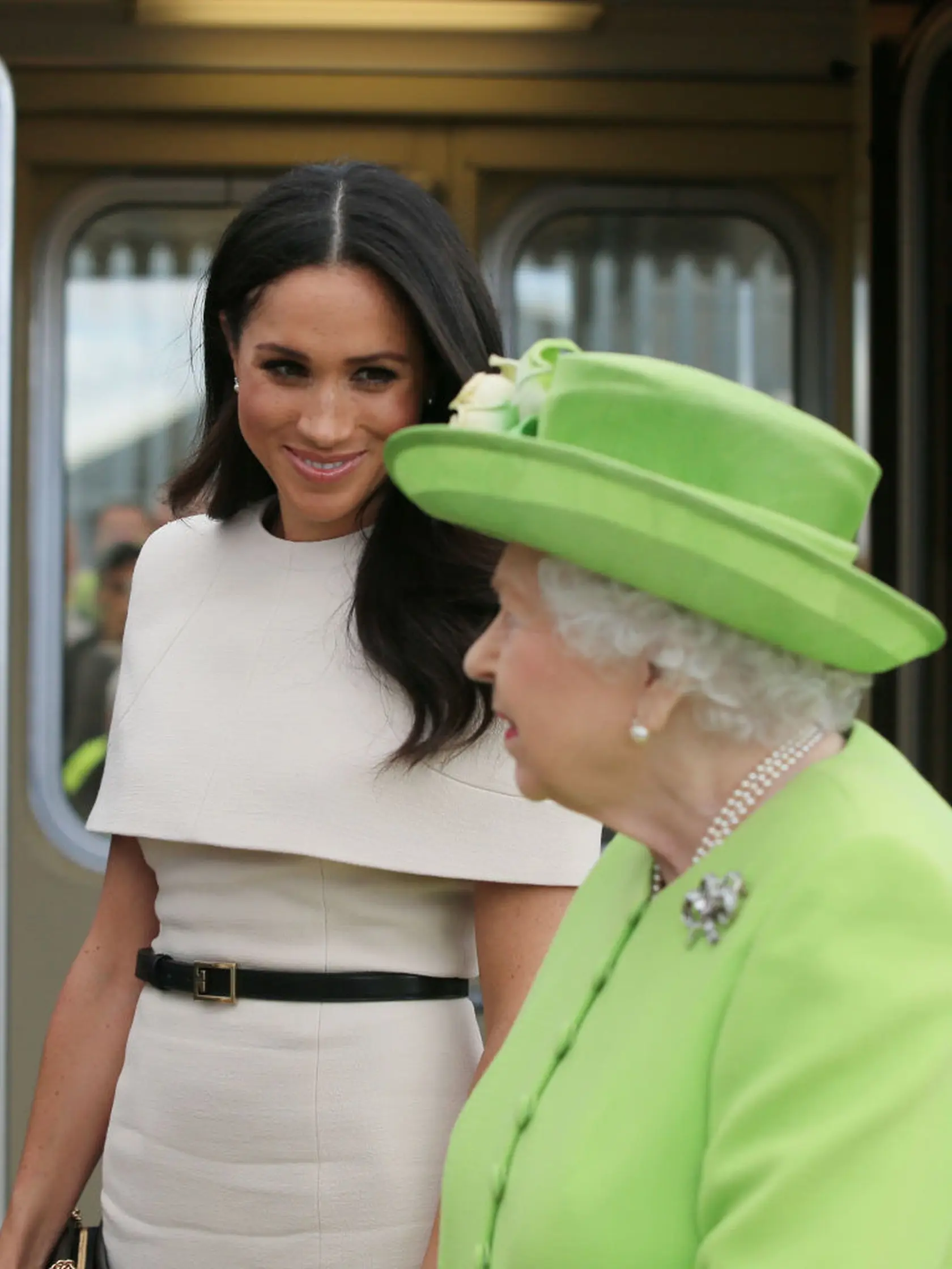 Meghan Markle na archívnej snímke s Alžbetou, keď ešte kráľovná netušila, čo herečka v ich rodine spôsobí.