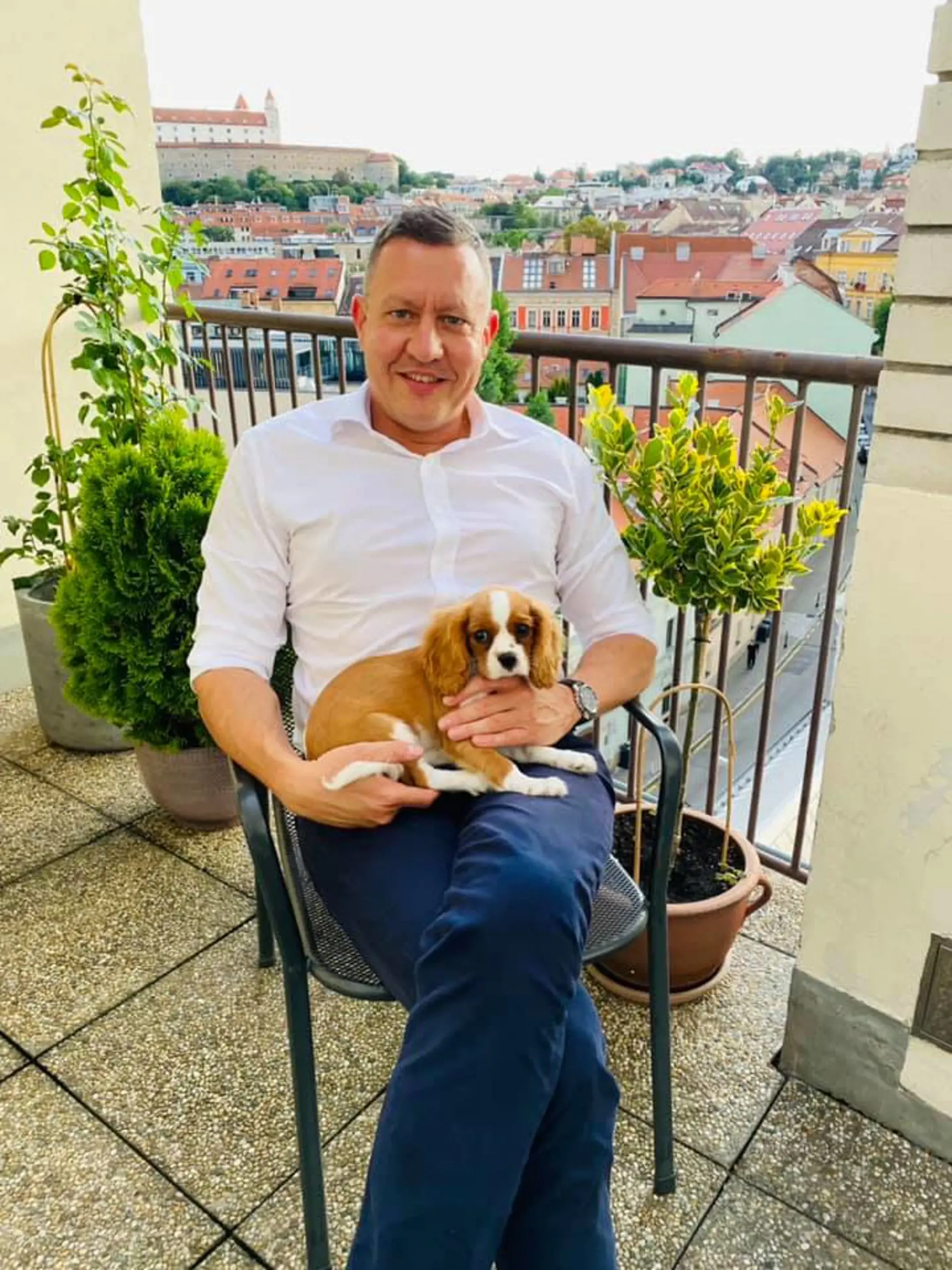 Daniel Lipšic: "Po dnešnom pojednávaní v Banskej Bystrici chvíľka relaxu s novou parťáčkou mojich synov - šteniatkom Cavalier španiela Sunny."